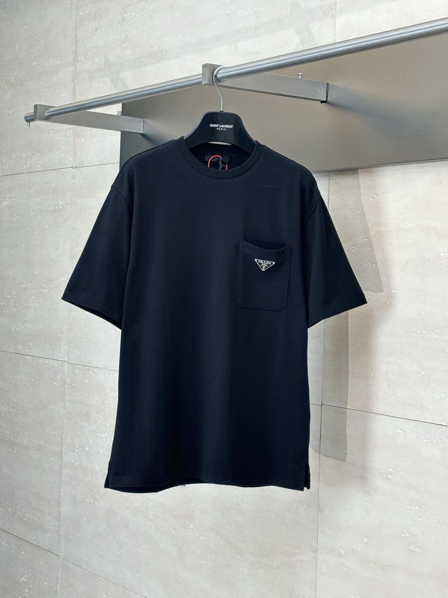 Camiseta de manga corta con logo triangular y bolsillo Prada*/Prada 25Ss. Tejido liso de algodón liso de seda personali…