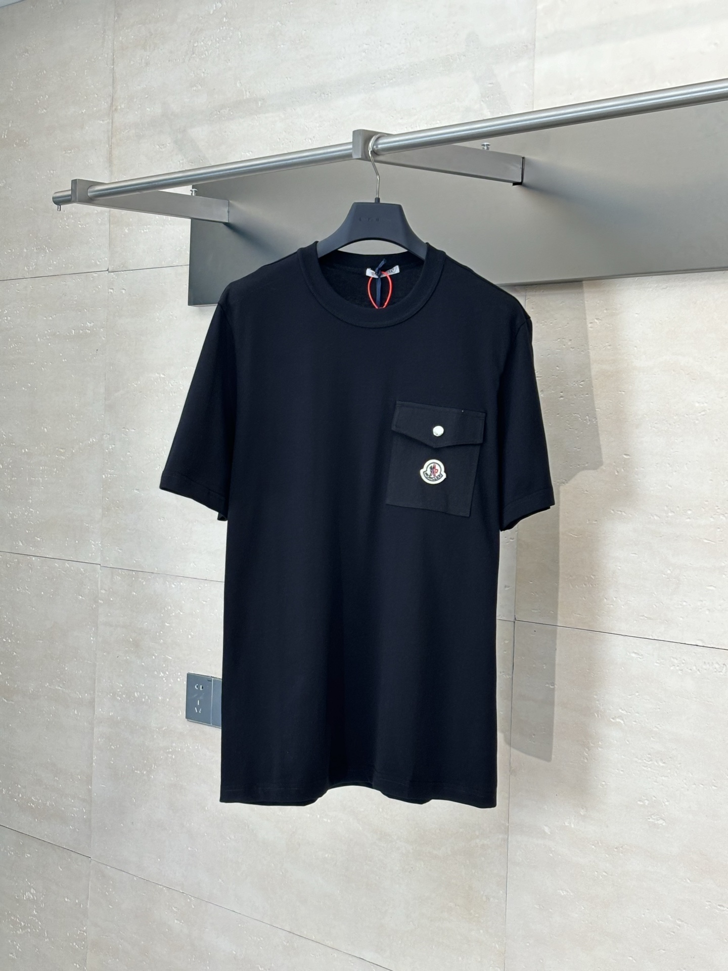Moncle*/蒙口 Camiseta de manga corta con bolsillo y logo, jacquard liso personalizado, suave y delicado, cómodo al tacto,…