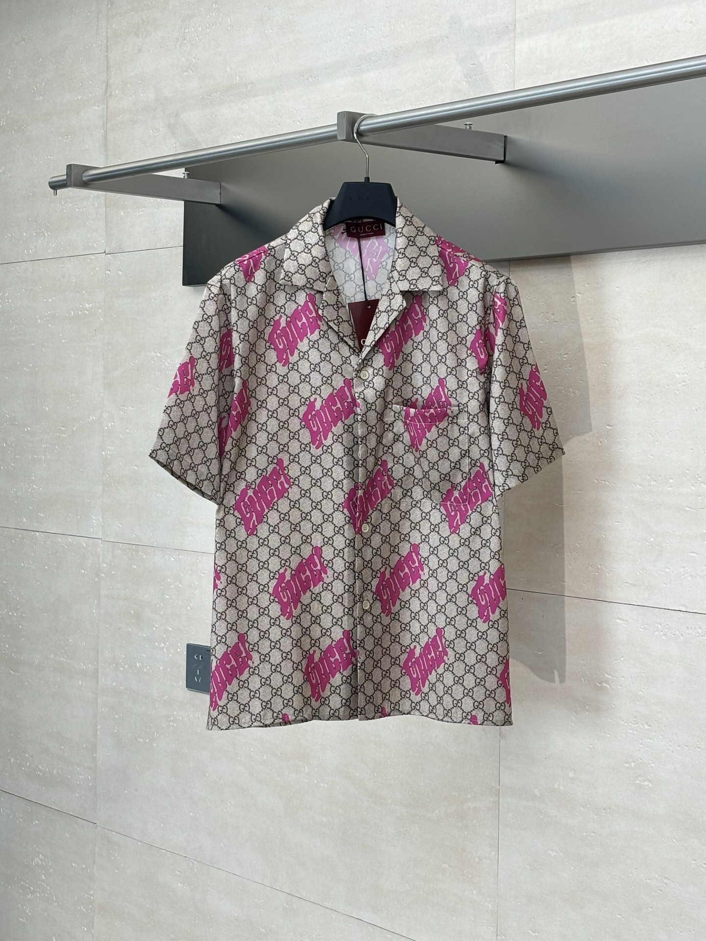 Gucci*/古驰 2025SS春夏新款针织翻领短袖衬衣 经典咖色双g互扣图案，满身粉色字母Logo印花 前胸贴布口袋，刻字纽扣开合门襟 直筒剪裁版型不挑人穿 Size：S/M/L/XL