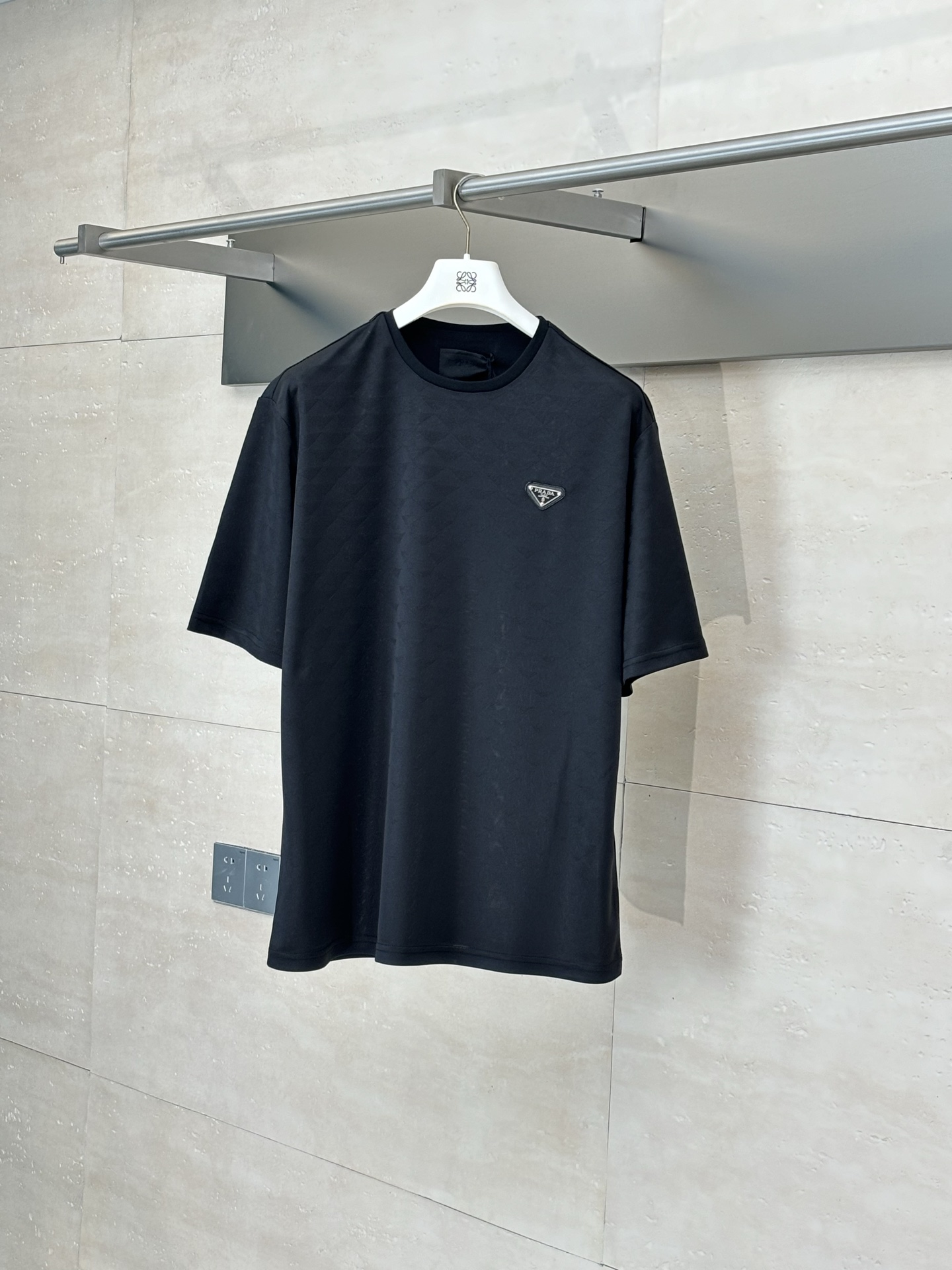 Prada*/Prada 25Ss nueva camiseta de manga corta con estampado triangular oscuro y logo clásico. Material tejido a medid…