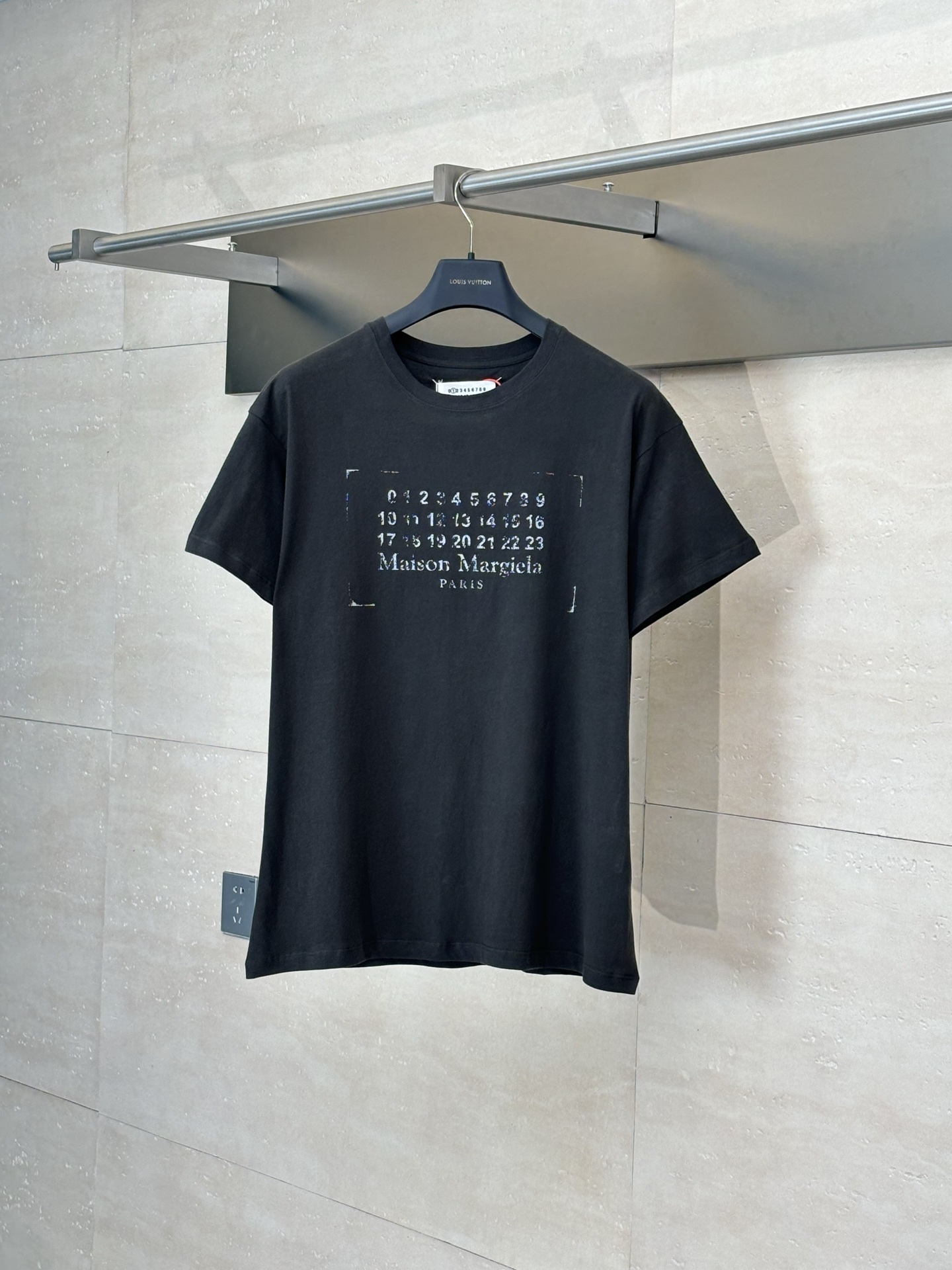 Maison Margiela*/马吉拉MM6 新款磨损数字印花短袖 采用胶浆印花 胸前印花经过三次菲林网板修改 使用胶浆液体涂料在织物上打印图案 烘烤织物以固定印刷图案 每件皆由师傅纯手工缝标 可以确保位置和间距的准确率 手缝工艺更能体…