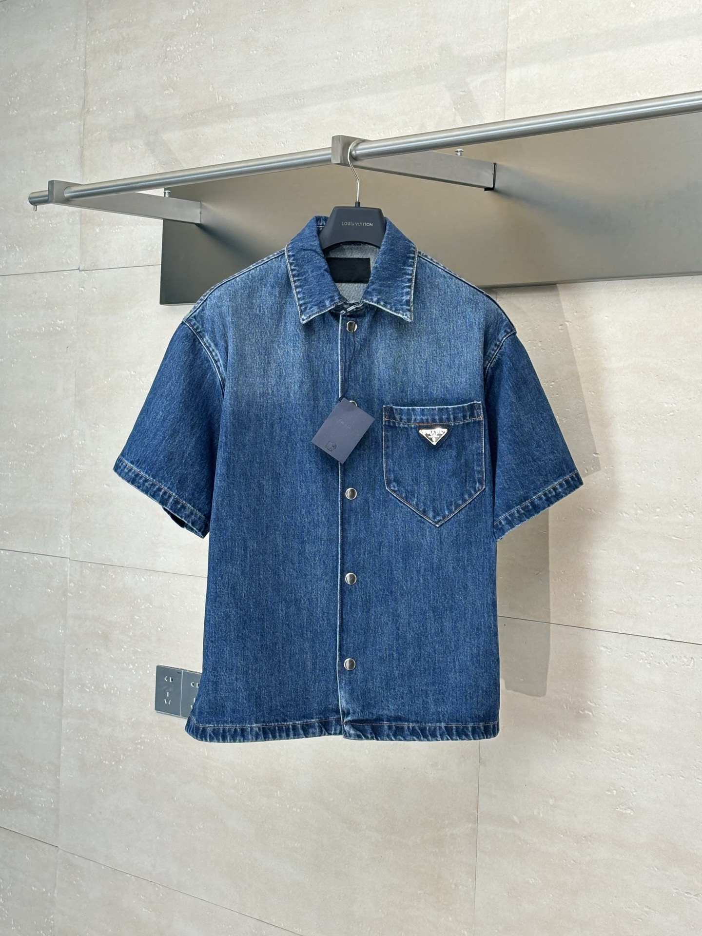 Prada*/Prada 25Ss nueva camisa holgada de mezclilla de manga corta con logo de color sólido clásico. Auténtico comprado…