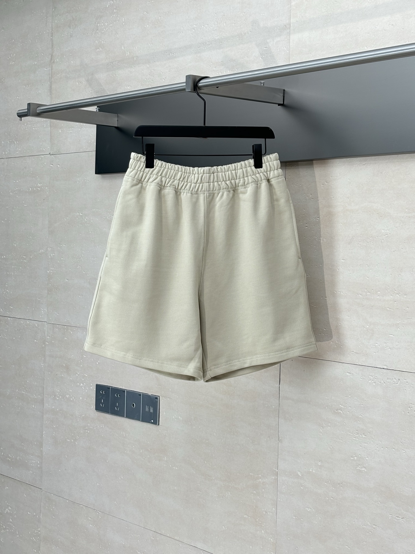Los pantalones cortos con estampado de caballo de guerra bordado de algodón de Burberr*/Burberry BBr están confeccionad…