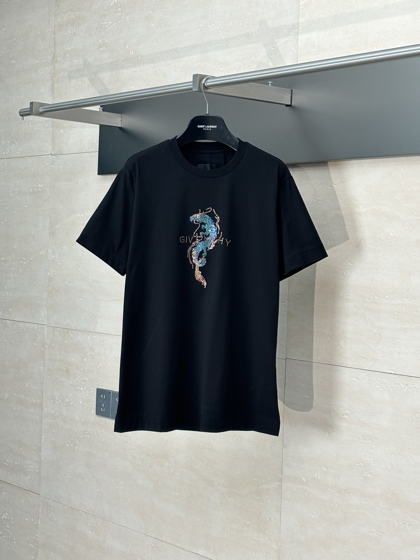 Camiseta de manga corta con cuentas de dragón Hot Diamond de Givench*/Givenchy GVC Confeccionada con tela mercerizada d…