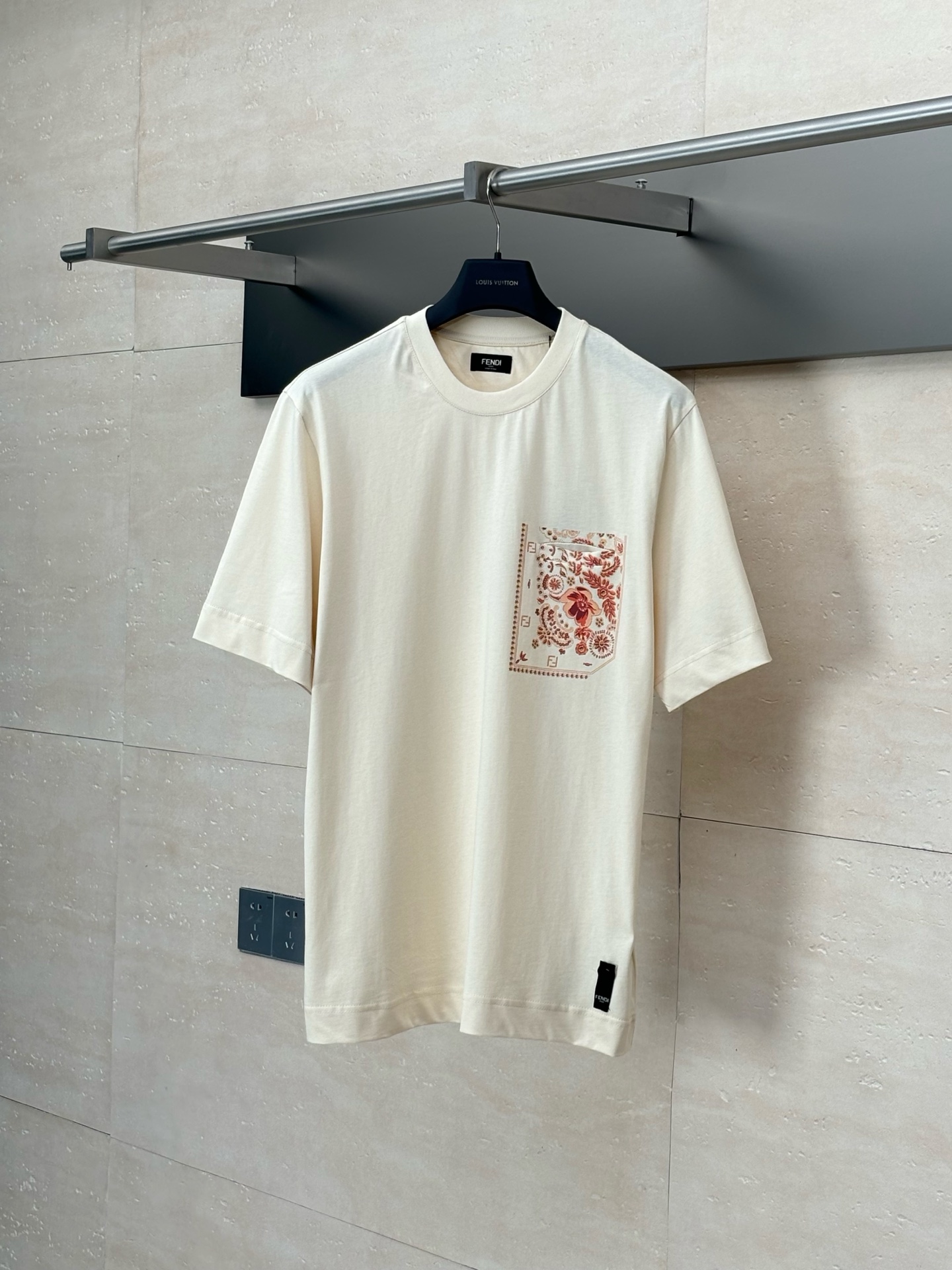 Fendi*/芬迪 25Ss nueva camiseta de cuello redondo con bolsillo de cera y manga corta, confeccionada en tejido de algodón …