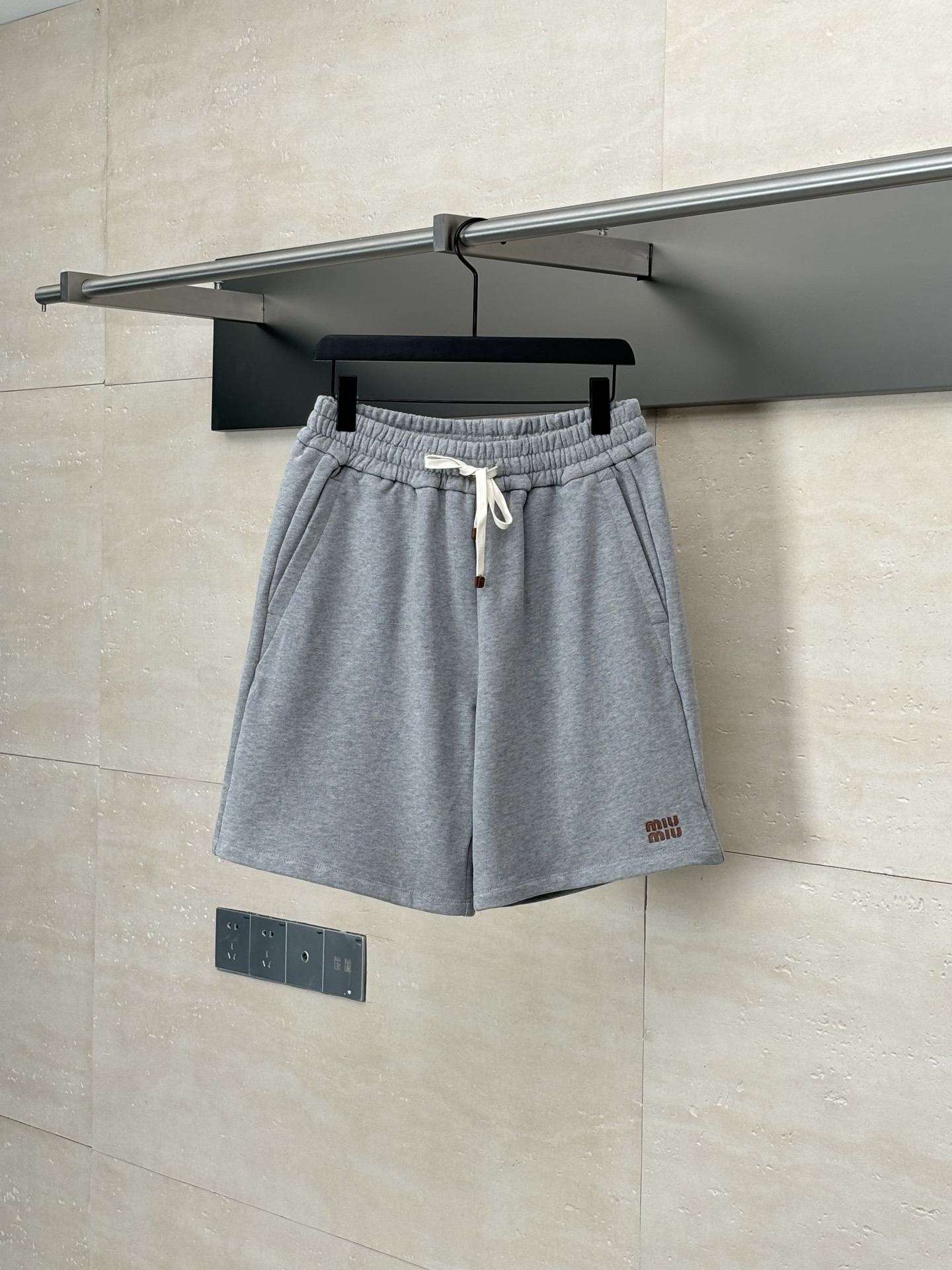 Miumiu*/Miu Miu Pantalones cortos con cordón gris, nueva temporada 25Ss, algodón peinado de 400 gramos teñido y tejido …