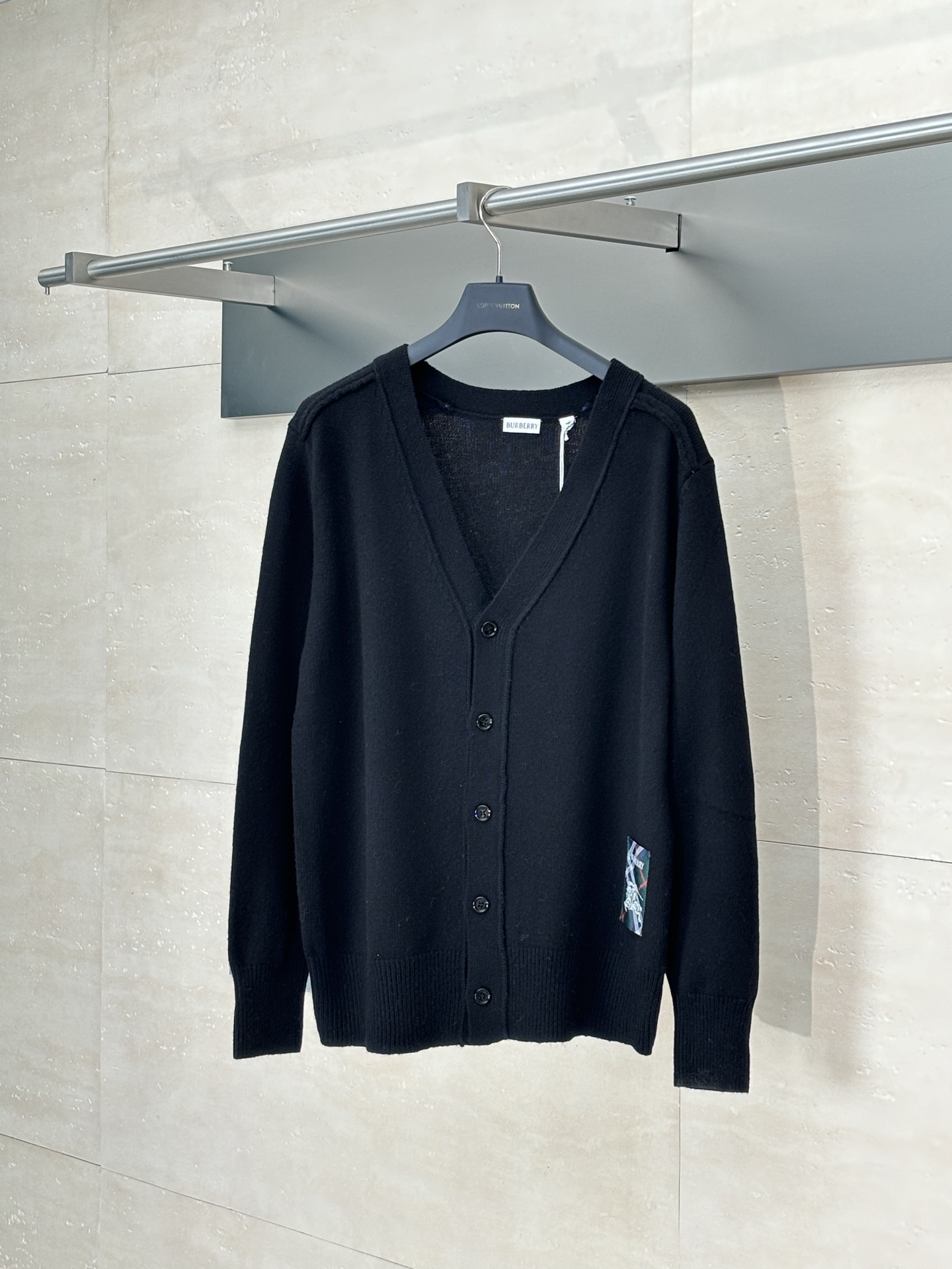 Burberry*/巴宝莉 2025ss新款羊毛针织开衫 采用圆领款式，饰牌贴花巧妙融合 Burberry 格纹、品牌徽标和马术骑士徽标（EKD），创意重释品牌标志性 Trench 风衣的标签设计 Size：S/M/L/XL