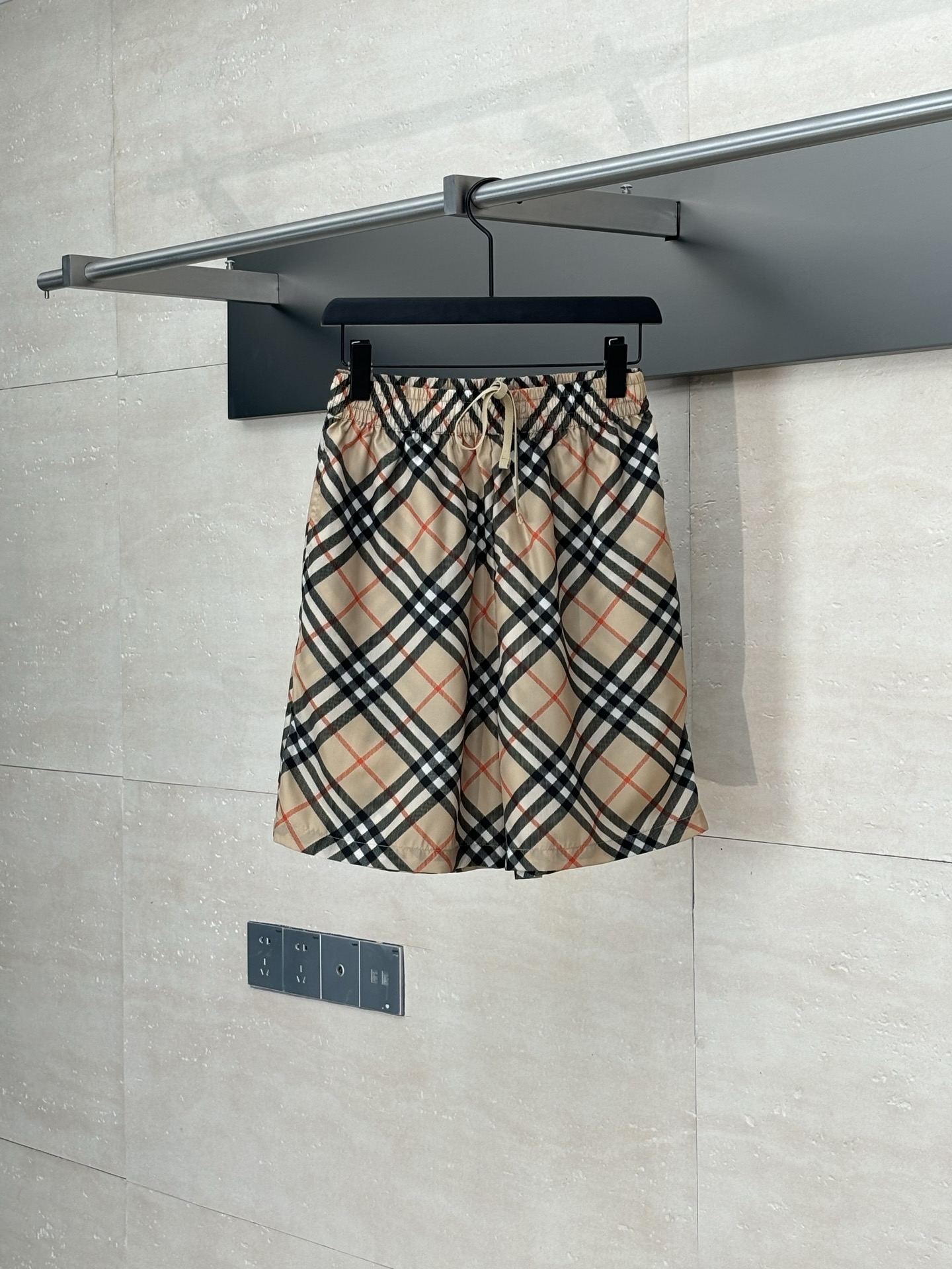 burberry*/巴宝莉 25Ss新款经典斜格纹短裤 意大利精纺面料，是一种生活，海洋中的软体动物，它们具有硬壳，这硬壳被巧妙地用于制作纽扣，不仅耐用，而且独具一种自然的美感。 Size：S/M/L/XL