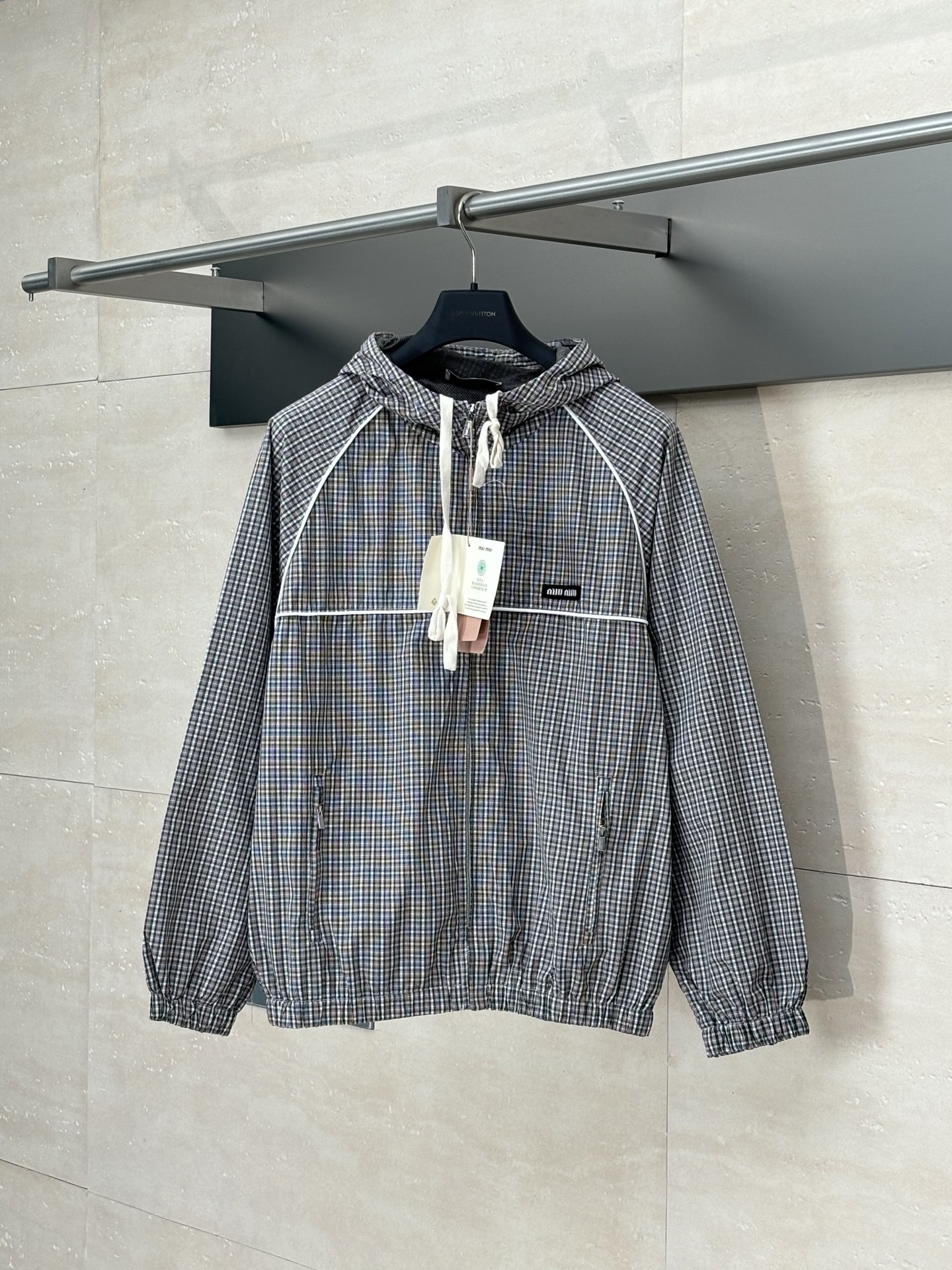 Miumi*/Miu Miu Chaqueta de aviador de tejido técnico a cuadros, estampado retro de cuadros bicolor, adornada con bordad…