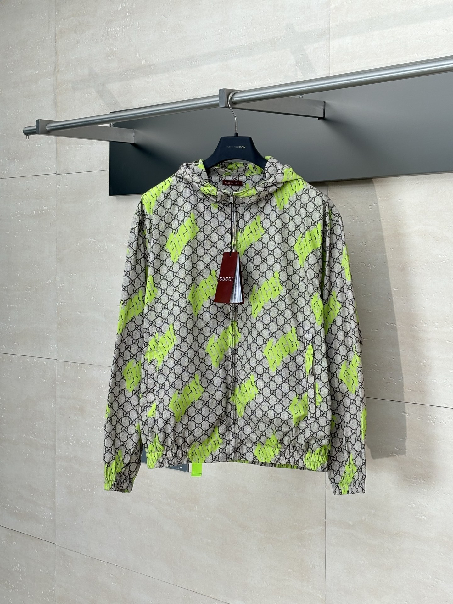 Gucc古驰 25Fw nueva chaqueta con estampado completo de logotipo jacquard. En la colección de principios de otoño de 2025,…