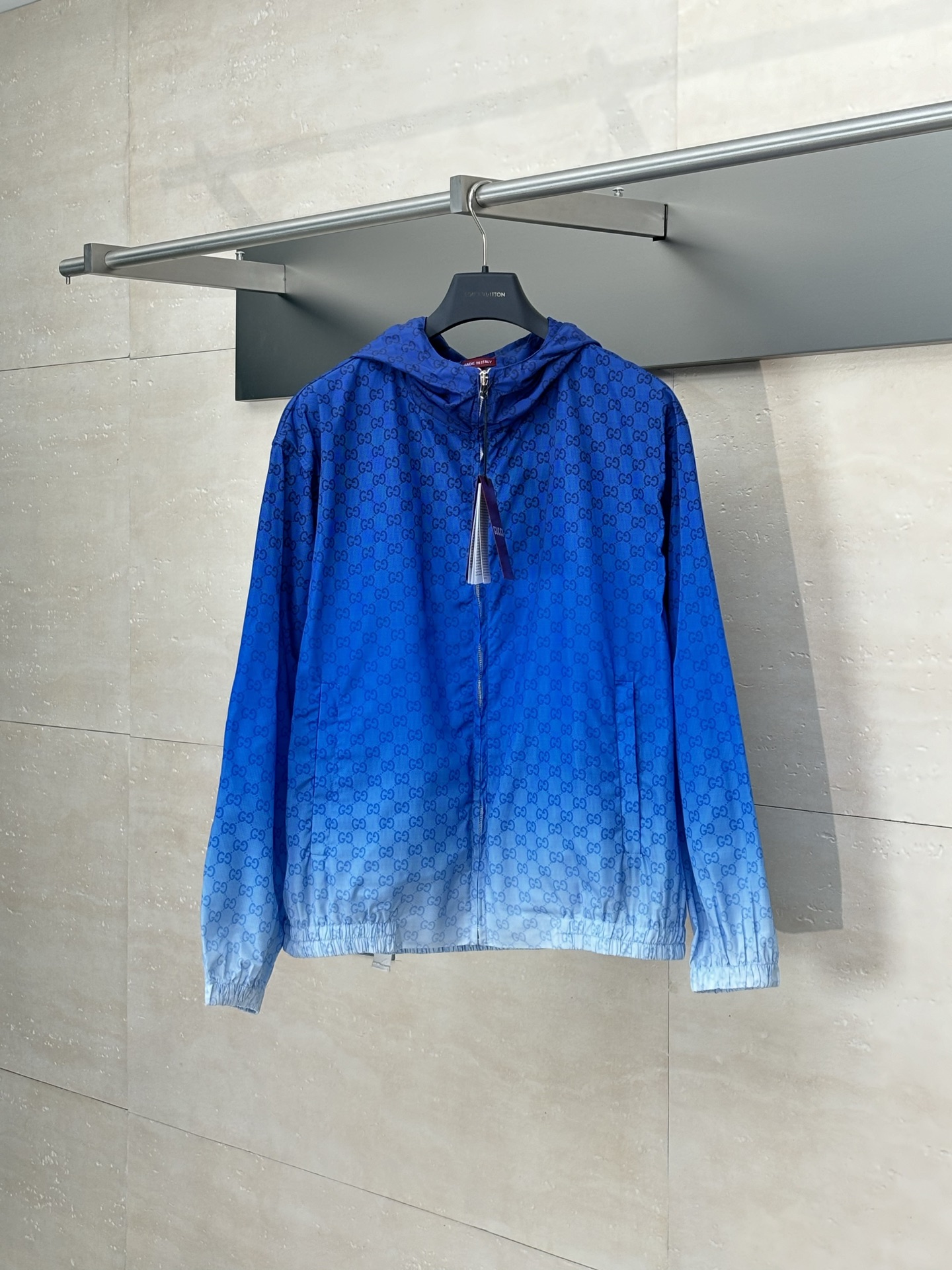 Gucc*/古驰 25FW chaqueta de manga larga con capucha de tejido degradado azul y blanco, diseño degradado azul y blanco, es…