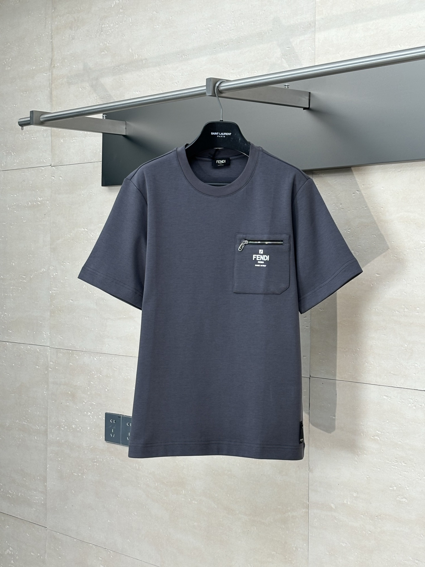 Fend*/Fendi nueva camiseta de manga corta de cuello redondo con bolsillo de cremallera y estampado, el tejido utiliza a…