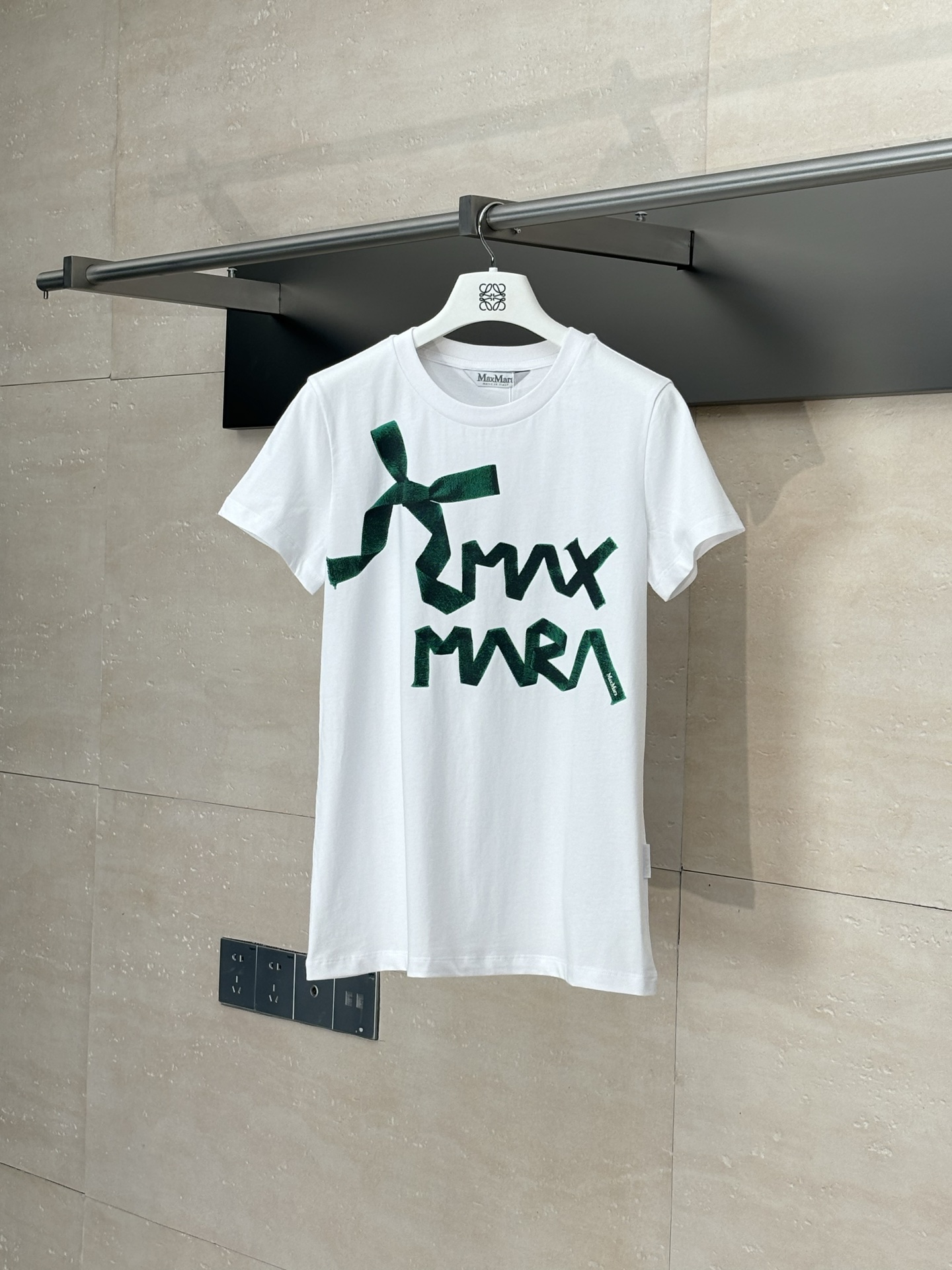 Maxmar*/马吉拉 25Ss新款纯棉印花短袖T恤 精选棉质面料，以纯色基底展现简约之美 前幅缀以精美丝带样式品牌标识装饰 左侧更添一抹压印品牌标识的光泽缎面标签 细节之处尽显匠心！ Size：S/M/L