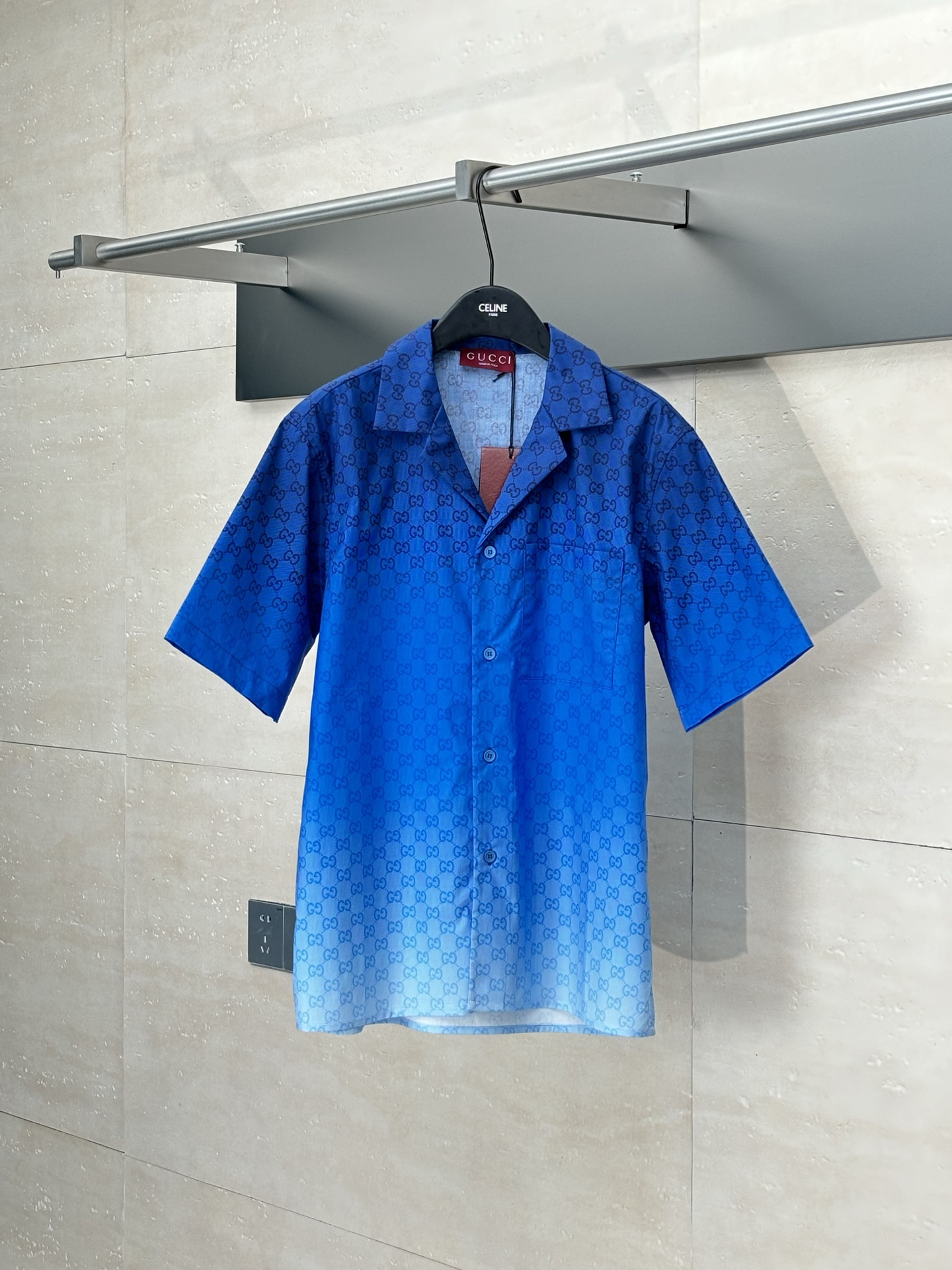 Gucc*/Gucci 25 FW nueva camisa de manga corta con estampado degradado tejido, diseño de degradado de azul a blanco, con…