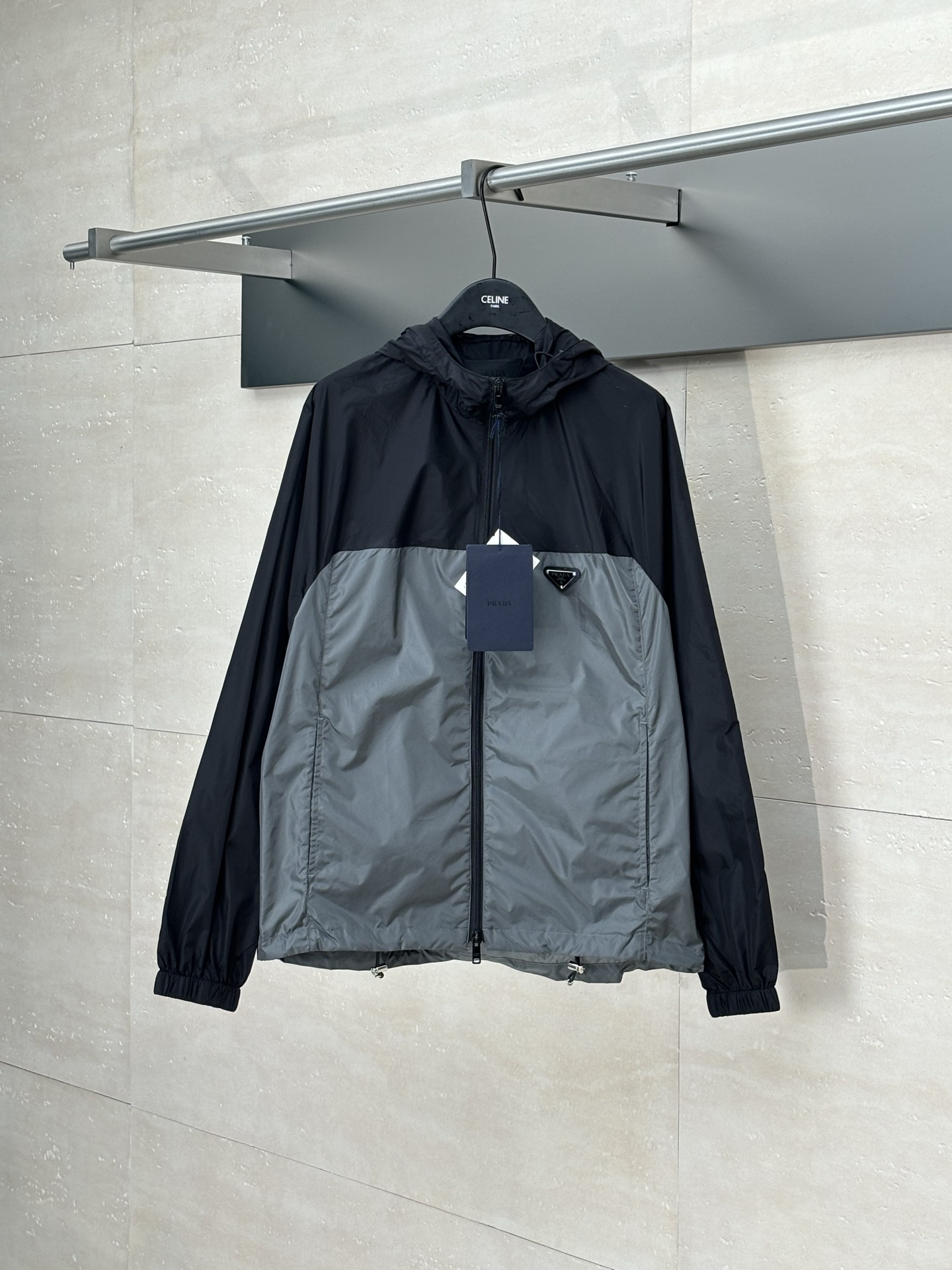 La chaqueta ligera con logo triangular Prad*/Prada 25FW se compró y desarrolló originalmente por 12,900. Tela de nailon…
