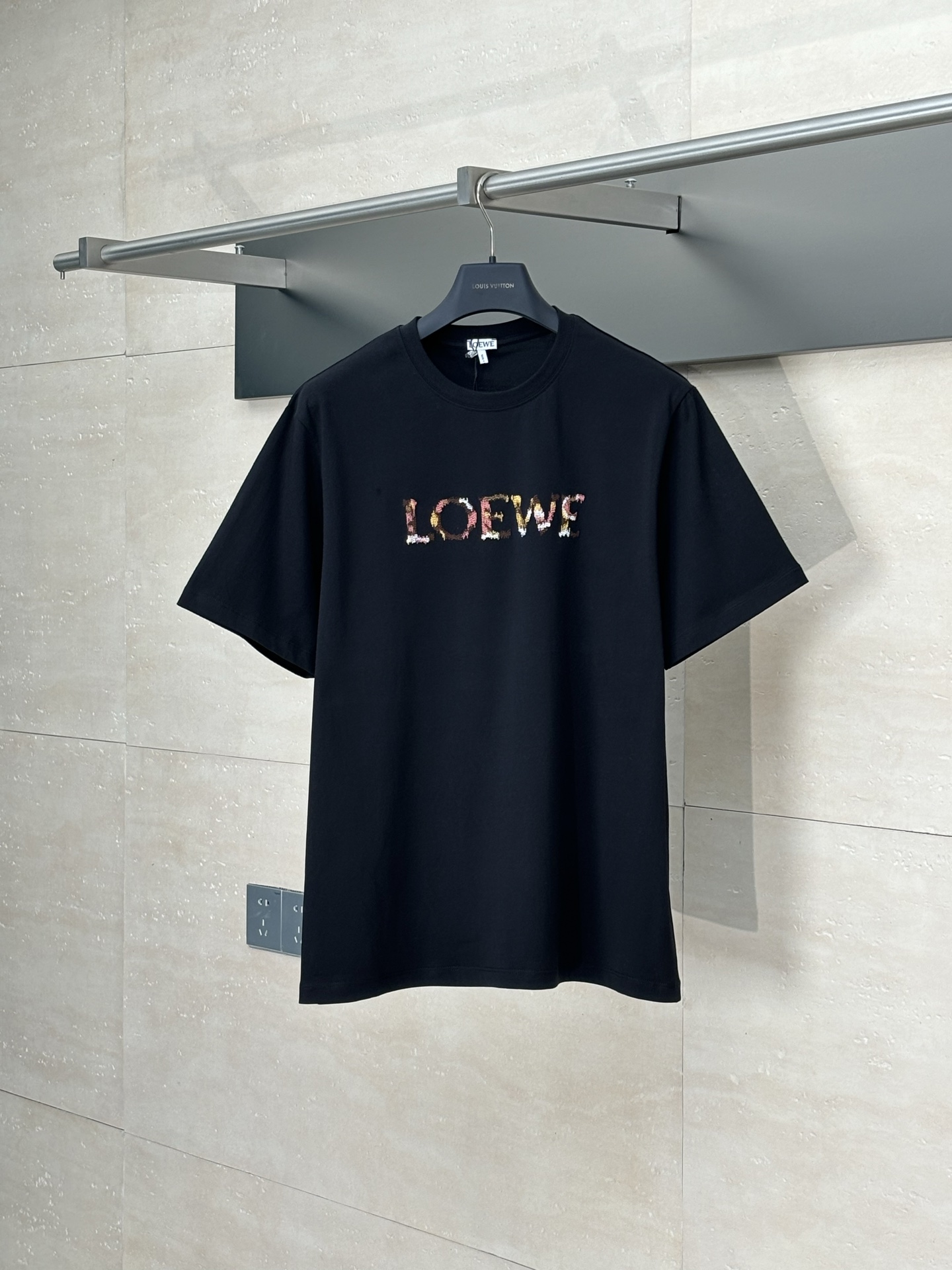 🅿️135 Loe*/罗意威 25Ss新款彩虹字母刺绣短袖T恤 Size：S/M/L/XL