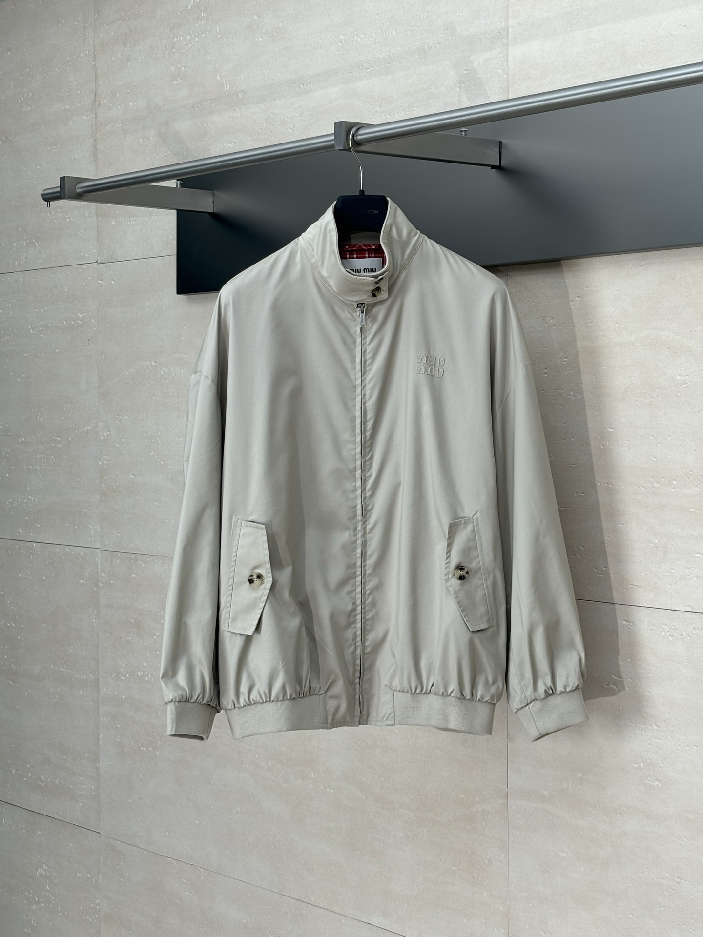 Miumiu*/缪缪 2025FW nueva chaqueta de manga larga de cuello alto y corte holgado, con tejido de punto de algodón en color…