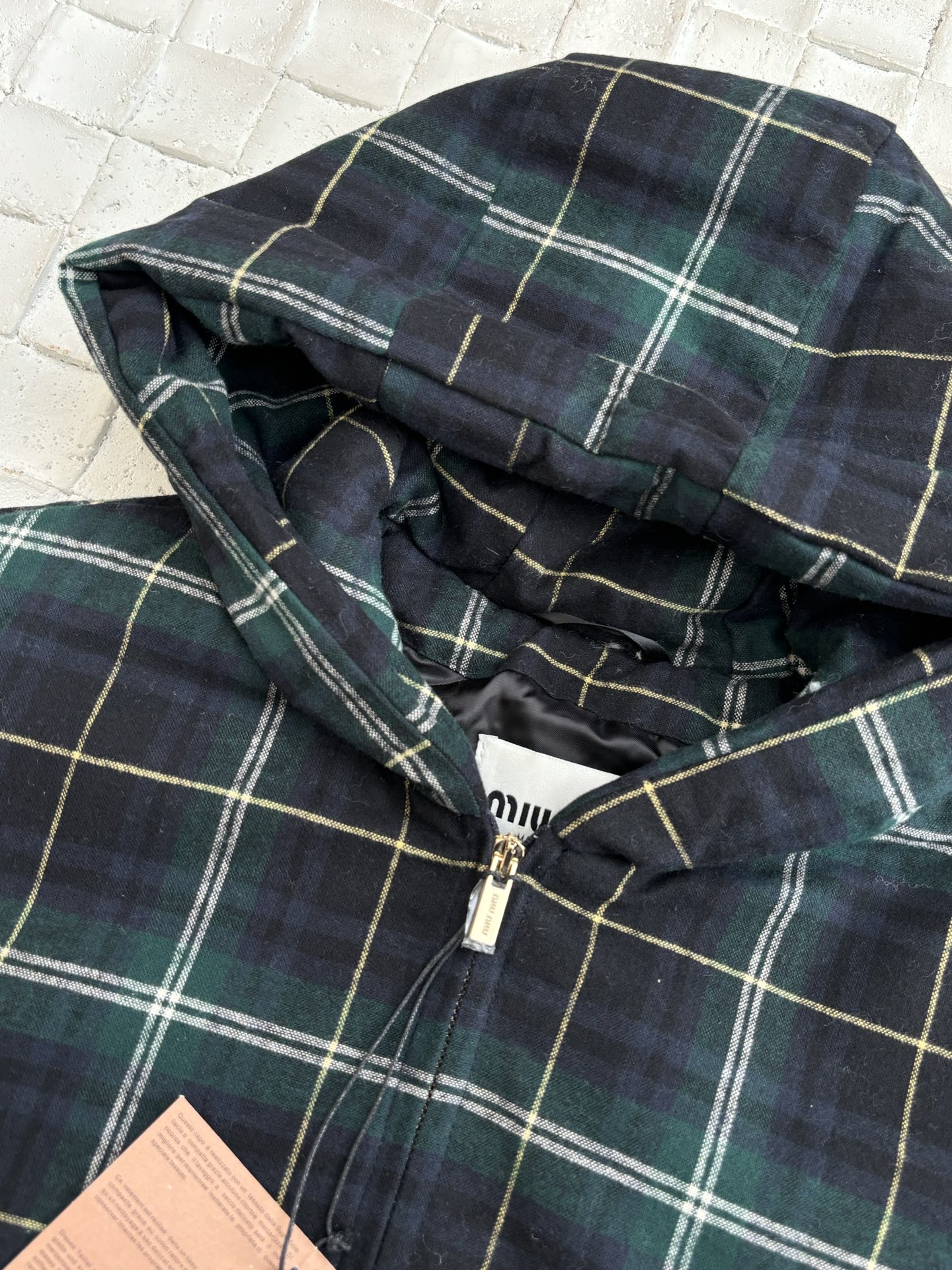 Luxury Custom Green Cotton Jacket with Intricate Details and Classic Design - 图片 4