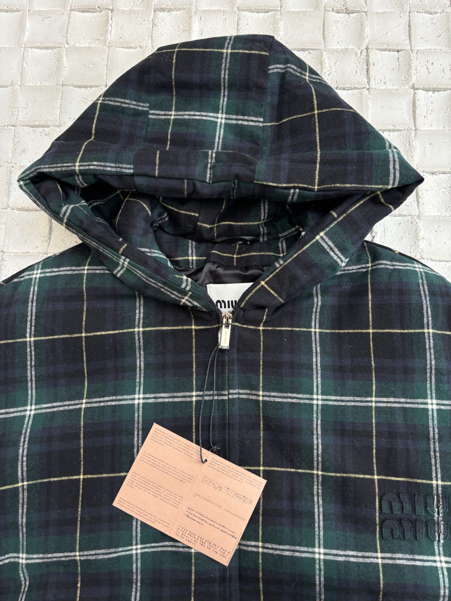 Luxury Custom Green Cotton Jacket with Intricate Details and Classic Design - 图片 3