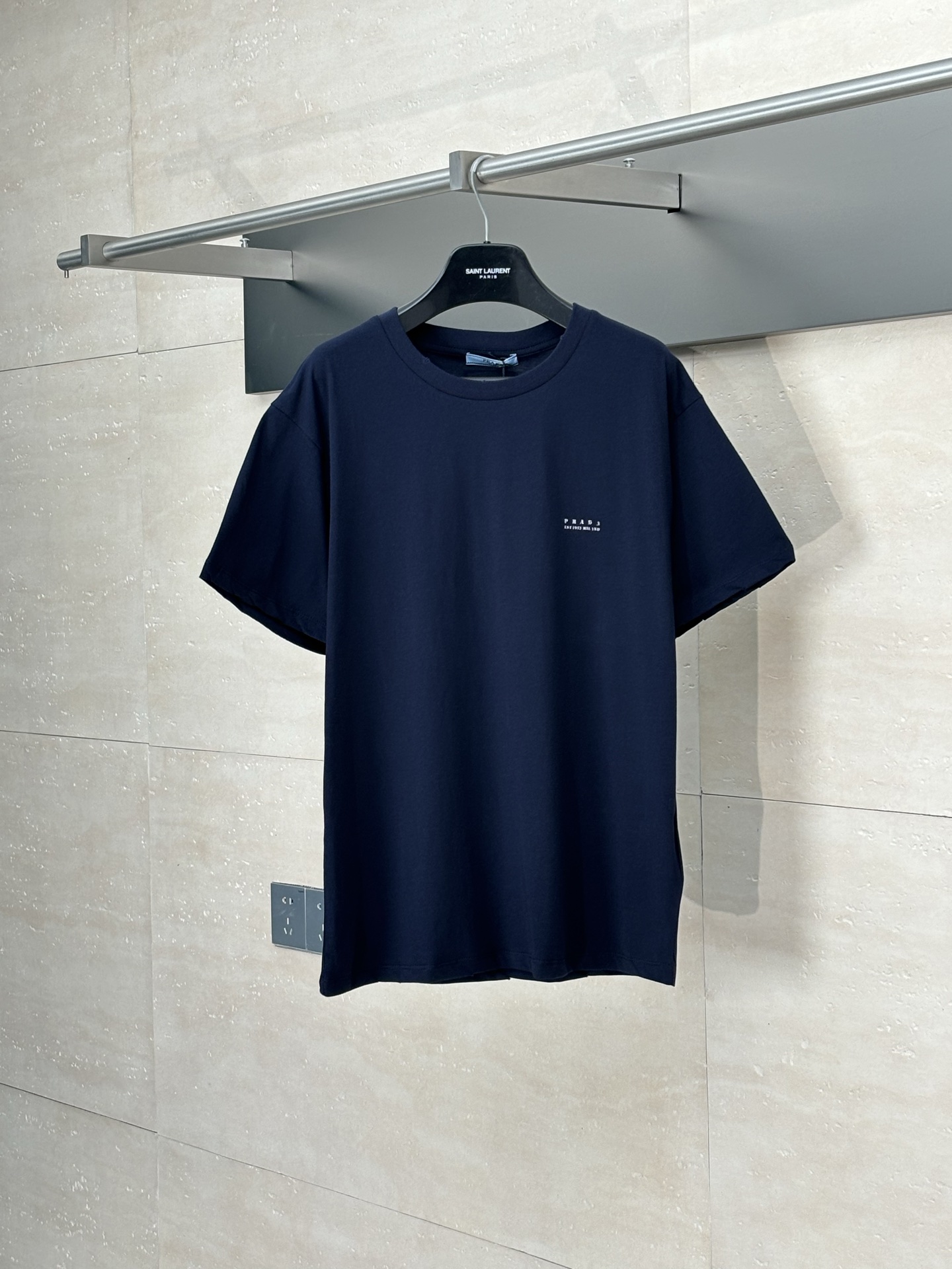 La nueva tela de manga corta con logo desgastado y deshilachado de Prada*/Prada 25S está confeccionada con tejido liso …