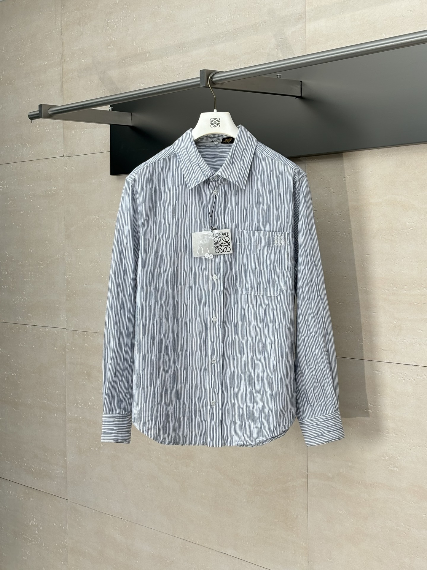 🅿️240 Loewe*/罗意威 25 Nueva camisa de manga larga con textura de rayas onduladas. Tejido de mezcla de algodón con triple…