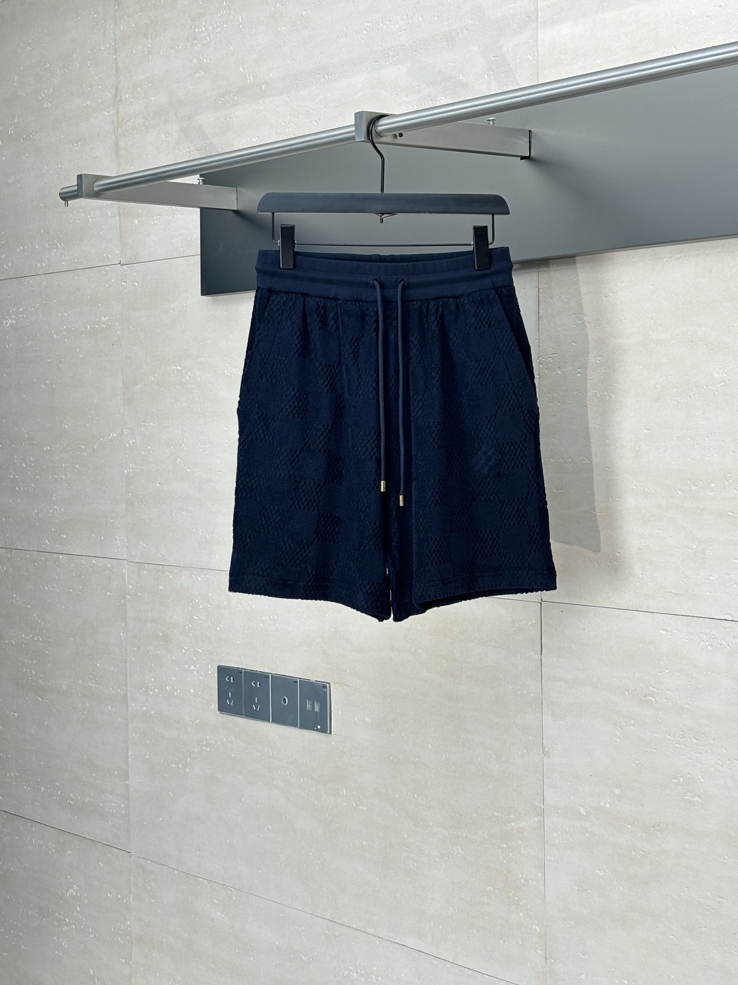 NO:525989,(full-width alignment version) 1V/Louis 25ss Damier Towel Checkerboard Shorts 270g Towel Jacquard Cloth, 24-pin single-sided towel woven embroidery cloth, cotton yarn 26s ring spinning single yarn D68F nylon filament, positioning embroidery plaid take flower cut front, front and back sleeve horizontal alignment pattern, Japanese imported Tajima embroidery machine embroidery, rayon bottom three-dimensional glue embroidery method SizeS/M/L/XL,,louis vuitton, shorts, alexander wang19860909（全幅对位版本） 1V/路易 25ss Damier 毛巾棋盘格短裤 270g 毛巾提花布,24针单面毛巾机织造胚布,棉纱26s环锭纺单纱D68F锦纶长丝,定位绣花格子取花裁剪前幅,前后幅袖子水平对位花型,日本进口田岛绣花机刺绣,人造丝垫底立体胶绣法 SizeS/M/L/XL,,louis vuitton,shorts,alexander wang,Men's clothing