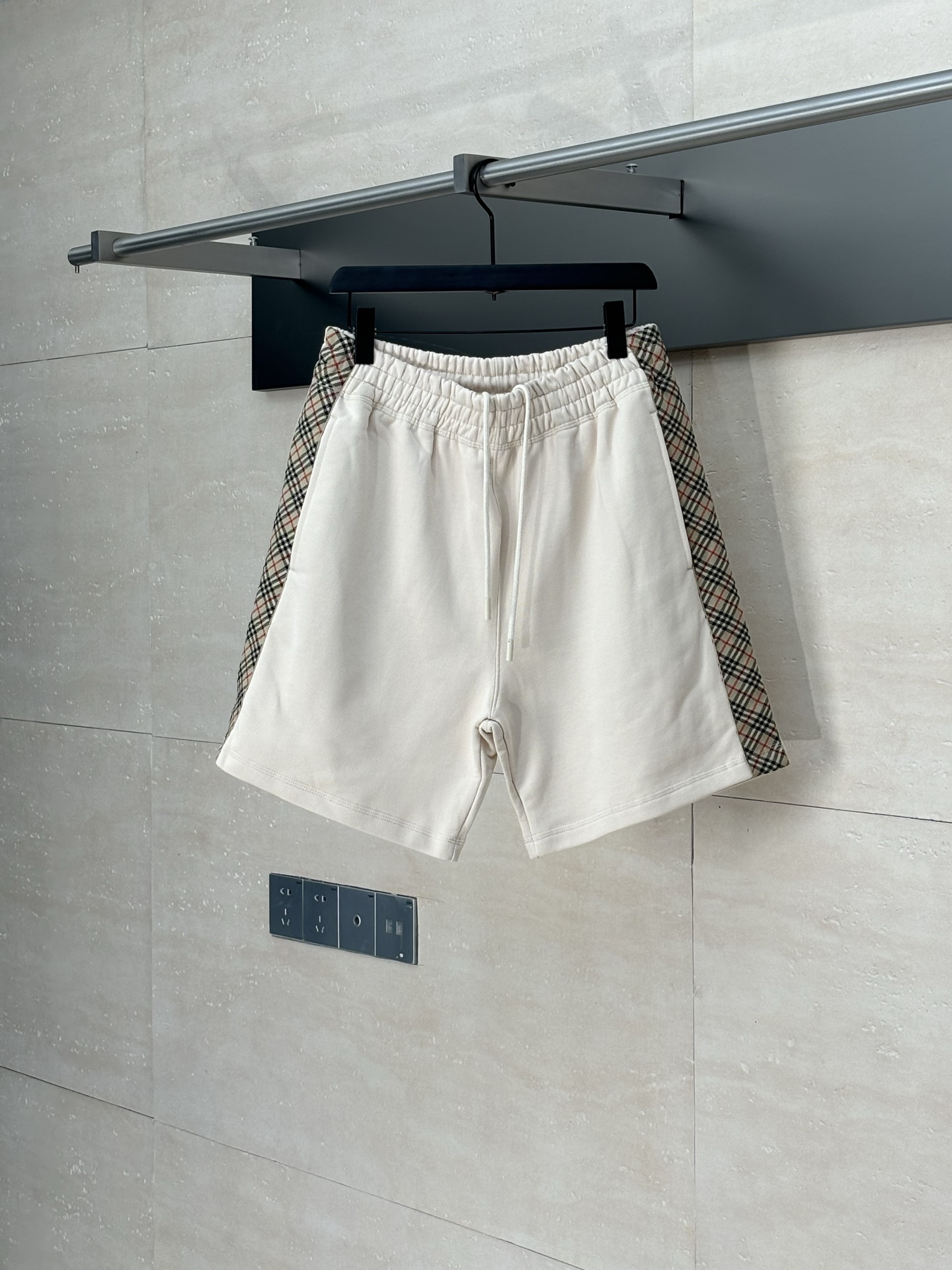 Los nuevos pantalones cortos con cordones empalmados de Burberry*/Burberry 25ss están confeccionados con un tejido liso…