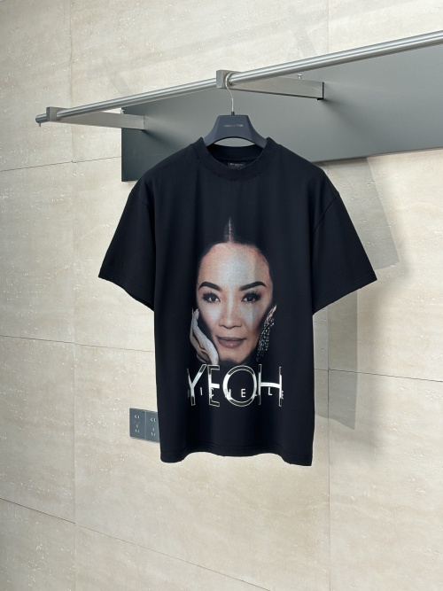 Balenciaga Portrait Print Short Sleeve T-Shirt - Soft, Comfortable Cotton 1 Balenciaga Portrait Print Short Sleeve T-Shirt – Soft, Comfortable Cotton