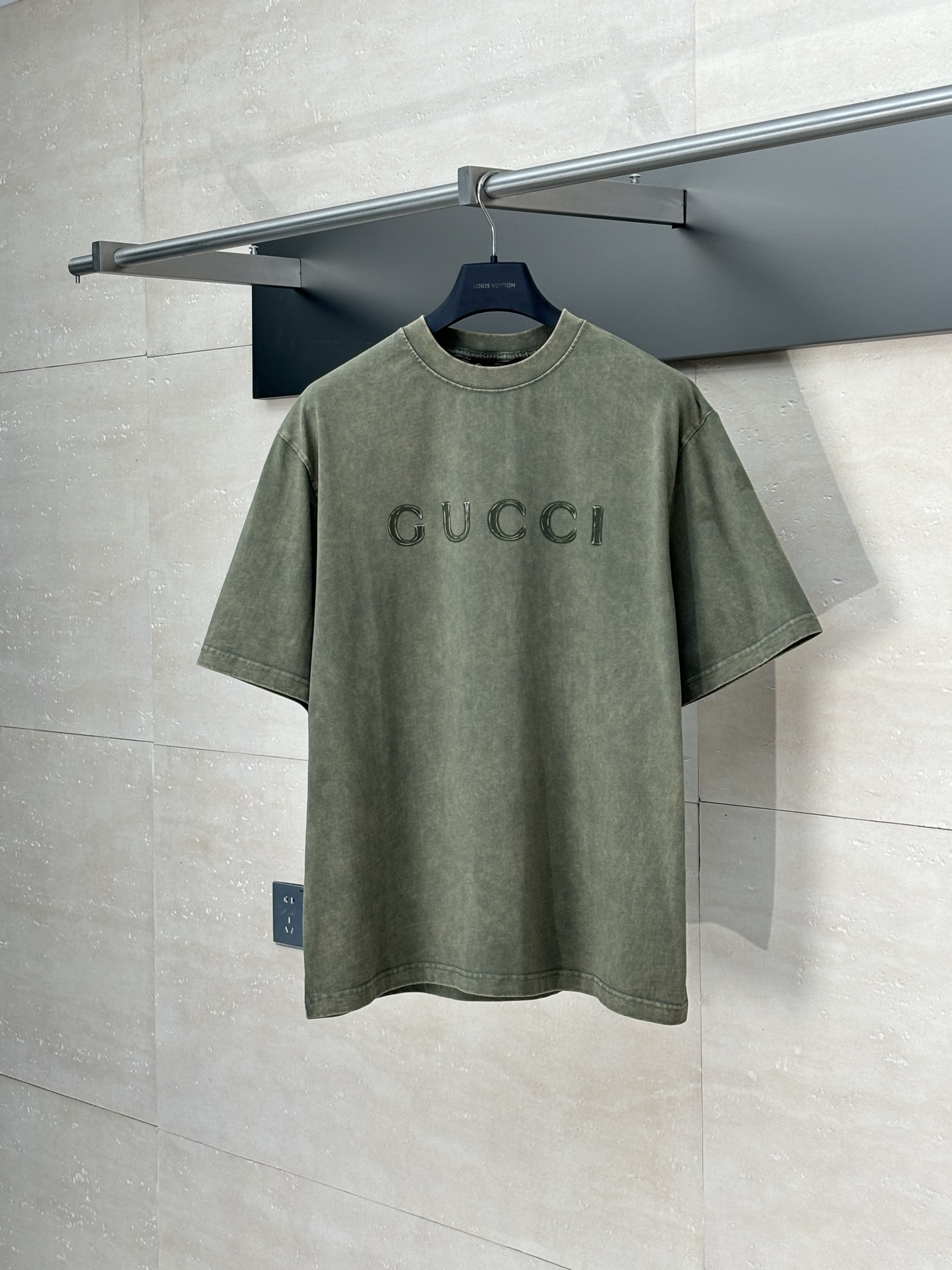 Gucci*/Gucci 25Ss nueva camiseta de cuello redondo con estampado verde hierba viejo, tejido liso de algodón peinado 15S…