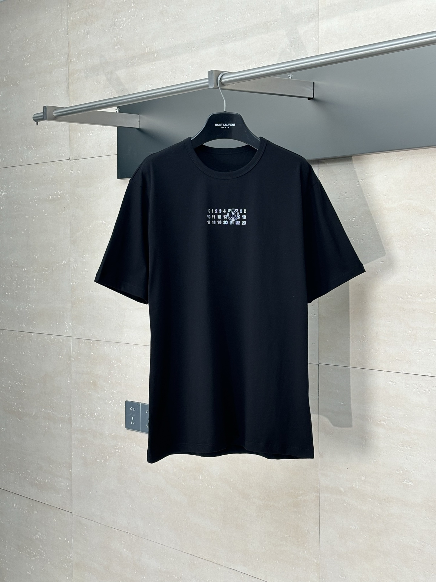 Maison Margiela*/马吉拉 25SS新款胸前标签短袖T恤 定织200g/m²精梳棉，经过双重气流梳理，剔除短纤维杂质，确保面料在夏季穿着时兼具透气性与挺括度，避免常规棉质的软塌问题。预缩处理技术，采用编织系统配合预缩整理，成…