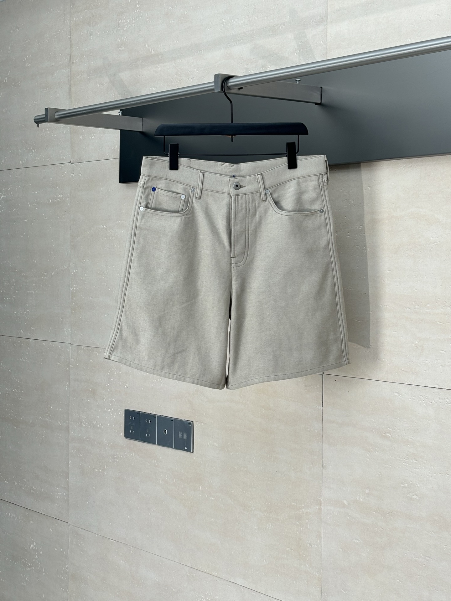 Los nuevos pantalones cortos de mezclilla de algodón de Burberry*/Burberry 25S están confeccionados en talleres italian…