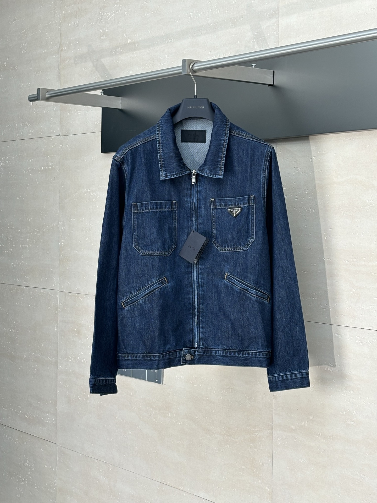Prada*Prada 25Fw nueva chaqueta vaquera informal de manga larga con cremallera y efecto lavado está confeccionada con u…
