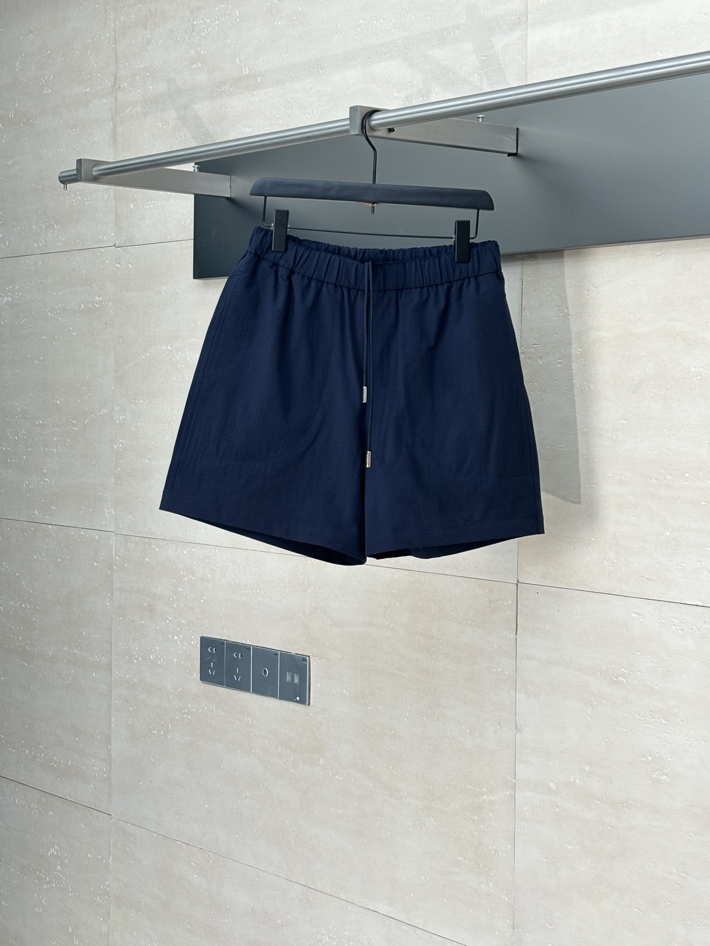 Moncler*/蒙口 25Ss nuevos pantalones cortos con pliegues y etiqueta, tejido de mezcla de algodón con 76% de algodón y 24%…