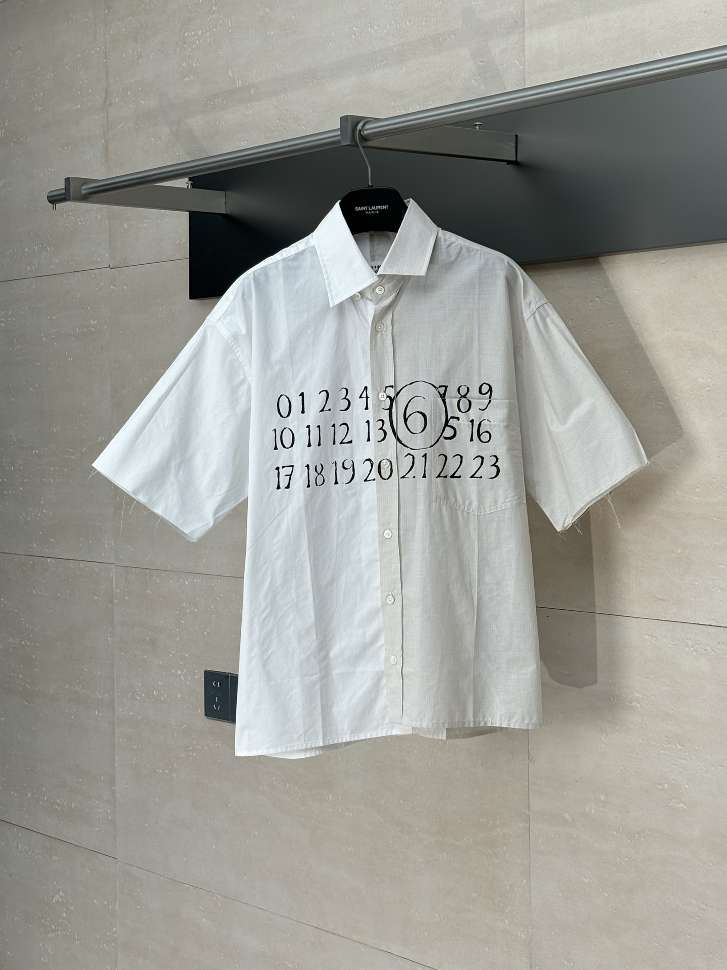 Maison Margiela*/mm6马吉拉 25Ss新款数字印花撞色衬衫 定制全棉细裥条纹素缎衬衫料 以及细薄平纹素雅抗皱织物 精致细腻 舒适贴肤 以纯净白色与柔和米色巧妙拼接 恰似理性与感性的微妙平衡 弥漫着惬意与慵懒 衬衫之上 数…