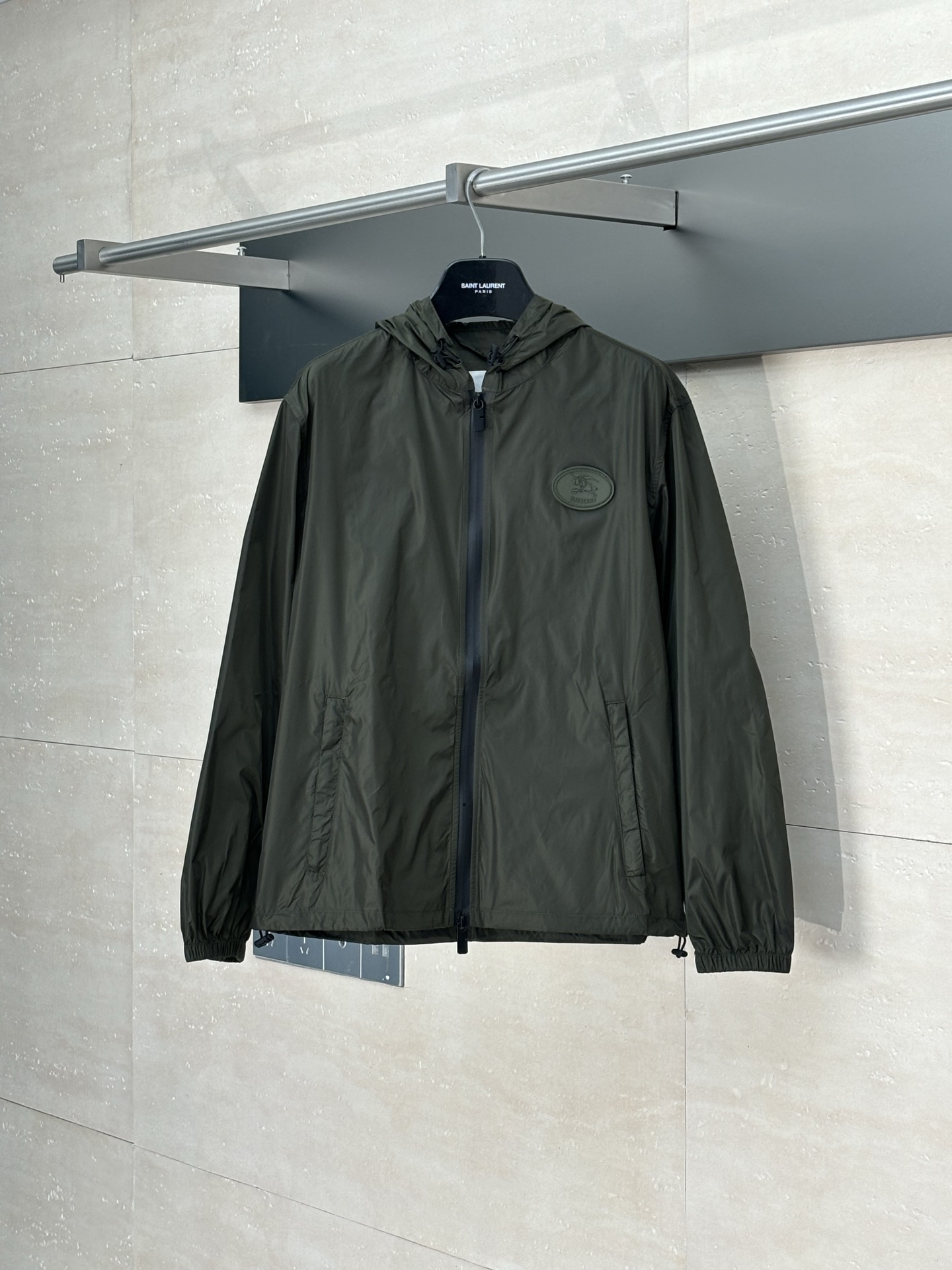 NO:954479,Burberr*/Burberry Bbr 1955 autumn new nylon windbreaker hooded jacket, high-definition fabric, high breathability and comfort, impeccable details, brand element design concept, exquisite workmanship and complex craftsmanship, professional purchasing level reflects high quality. LZ feels delicate and soft!  It presents a casual cut and the upper body shape is awesome!  SizeM～3XL,,burberry,burberry,jackets & coats,jackets & coats,hats,19860909Burberr*/巴宝莉Bbr 1955开秋新款尼龙风衣连帽夹克外套 高定面料 透气舒适度高,细节无可挑剔,品牌元素设计理念,做工考究工艺复杂,专业代购级体现高品质.LZ手感细腻柔软！呈现休闲裁剪,上身版型超赞！ SizeM～3XL,,burberry,burberry,jackets & coats,jackets & coats,hats,,Men's clothing