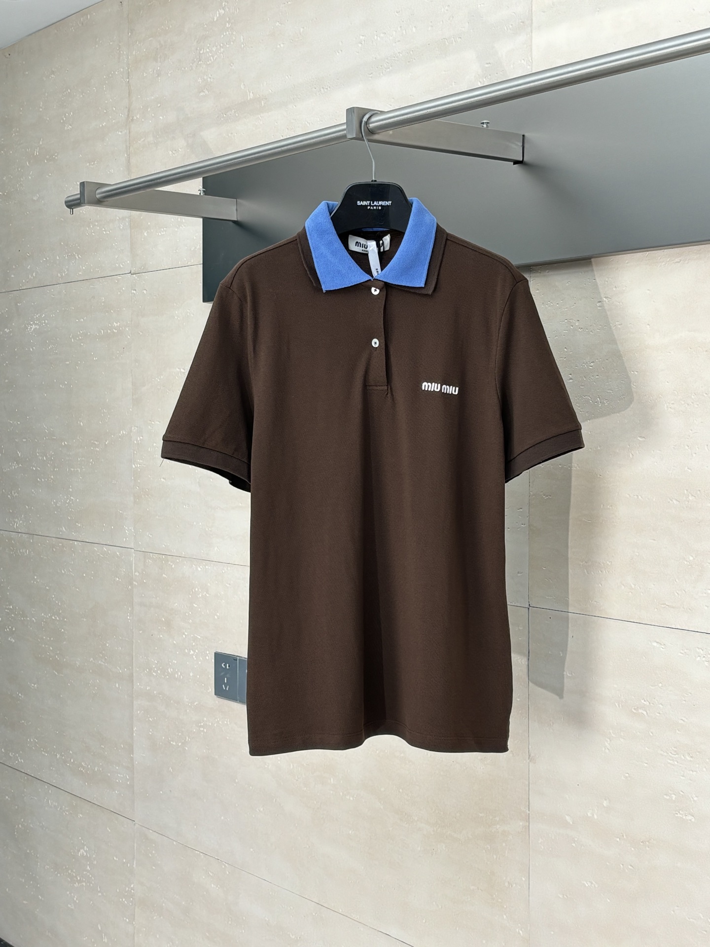 Miumiu*/缪缪 25SS polo de punto piqué de algodón, con algodón peinado de doble cabo de 210 gramos, canalé de máquina plan…