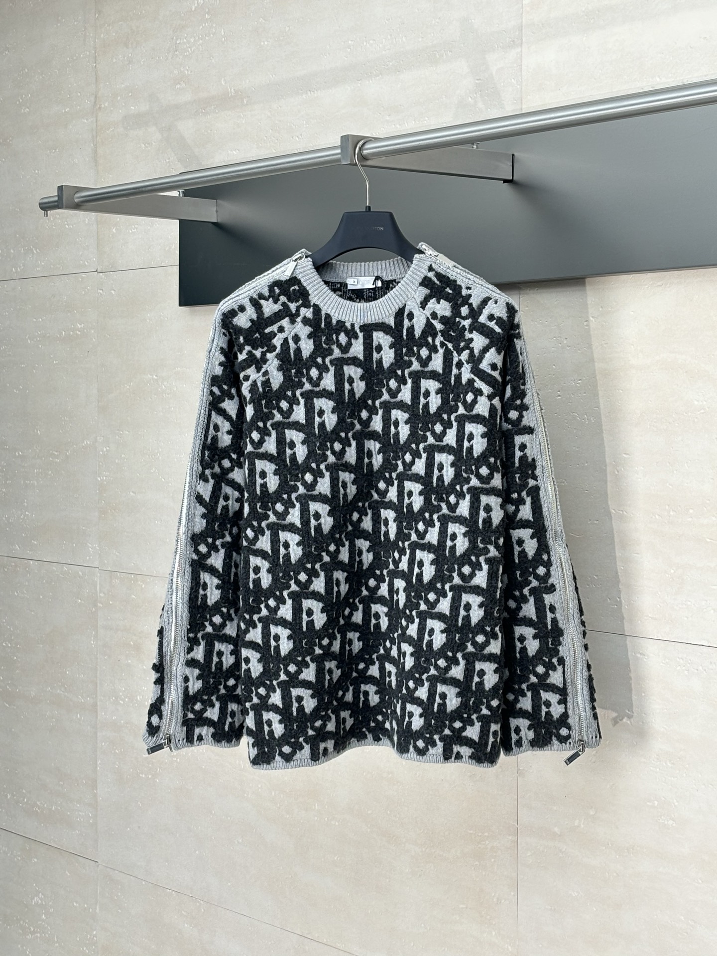 NO:530317,Dio*/Dio 25 new model full-print contrasting jacquard knitted pullover sweater Customized yarn takes less than half a year, really not everyone has the patience to spend so much energy to develop. There is absolutely no version in the market. It uses the air-layer needle and towel ring needle method and the rasp sleeve process, and makes one piece in 5 hours. The scrap rate is high, and no expensive yarn must be directly scrapped. The process is too complicated and it takes time and effort to ship until now. There is no bragging ingredients, no filters or photo editing, and the shooting is intuitively displayed for everyone. SizeS/M/L/XL,,dior,dior,sweaters,alexander wang19860909Dio*/迪奥 25新款 满印撞色提花针织套头毛衣 定制纱线就耗时小半年,真的不是谁家都有耐心耗这么大精力去开发 市场绝对没有一家对版,采用空气层翻针加毛巾圈针法,插肩袖工艺, 5个小时制成一件 废片率高,再贵的纱线也得直接报废,工艺工序太复杂了,耗时耗力到现在才出货,无任何吹嘘成分,无滤镜无修图拍摄直观展示细节给大家 SizeS/M/L/XL,,dior,dior,sweaters,alexander wang,Men's clothing