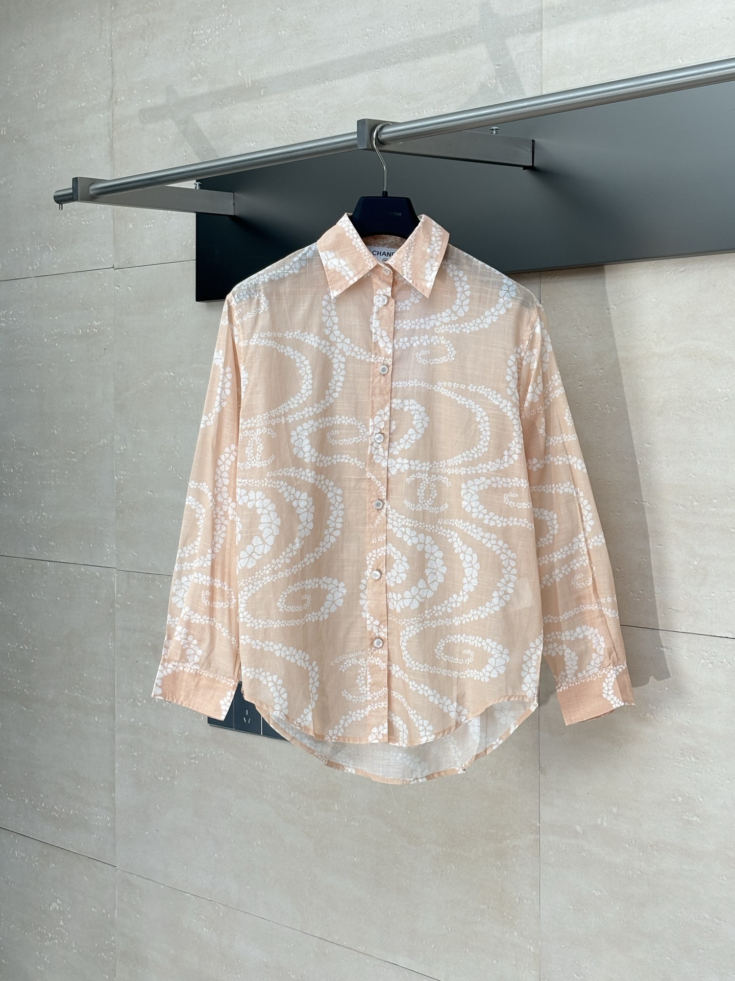 Chane*/Chanel 25 coco beach colección vacacional camisa de cuello solapa, algodón puro importado, textura brillante, tr…