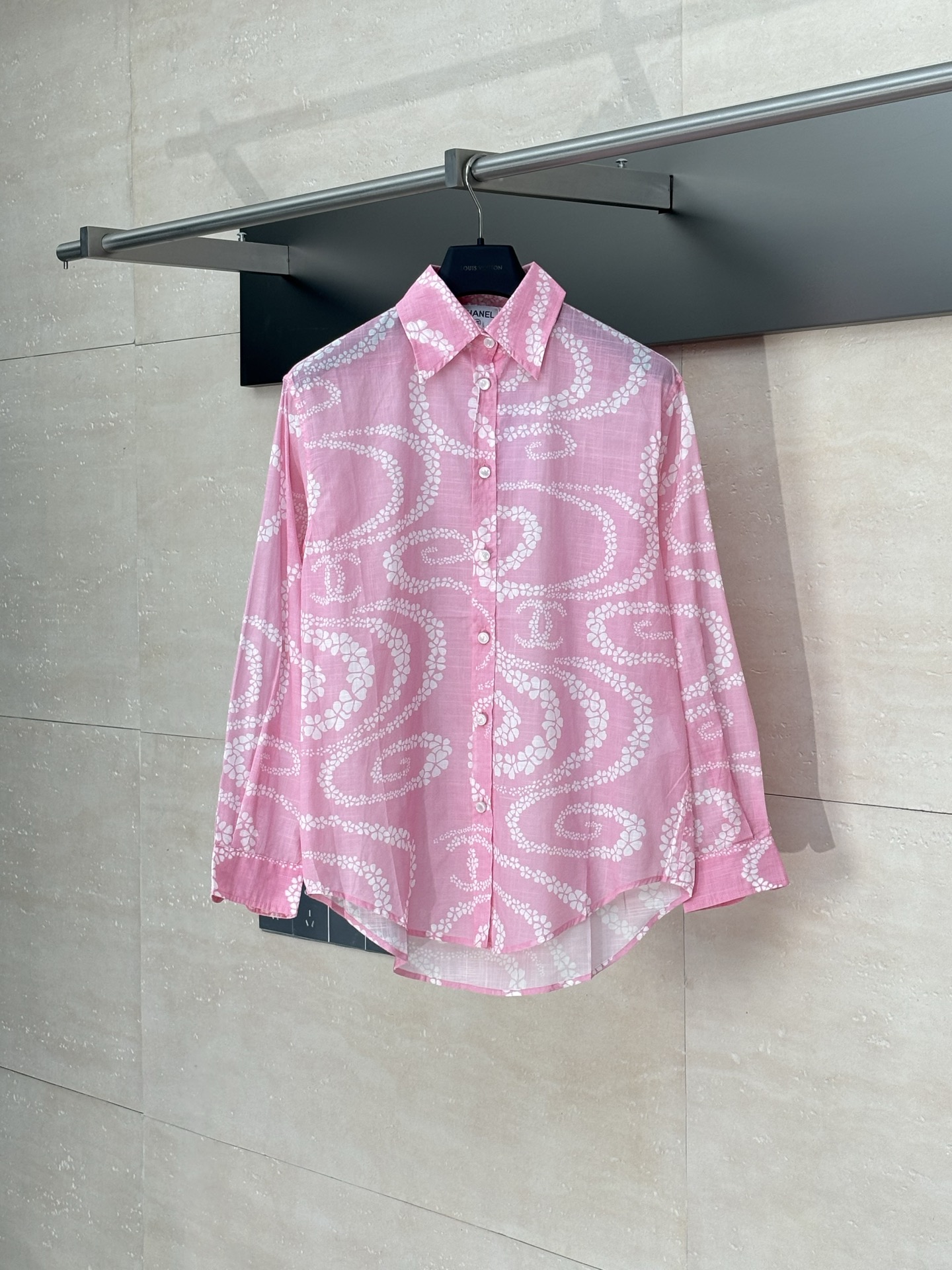 Chane*/Chanel 25 coco beach colección vacacional camisa de cuello solapa, algodón puro importado, textura brillante, tr…