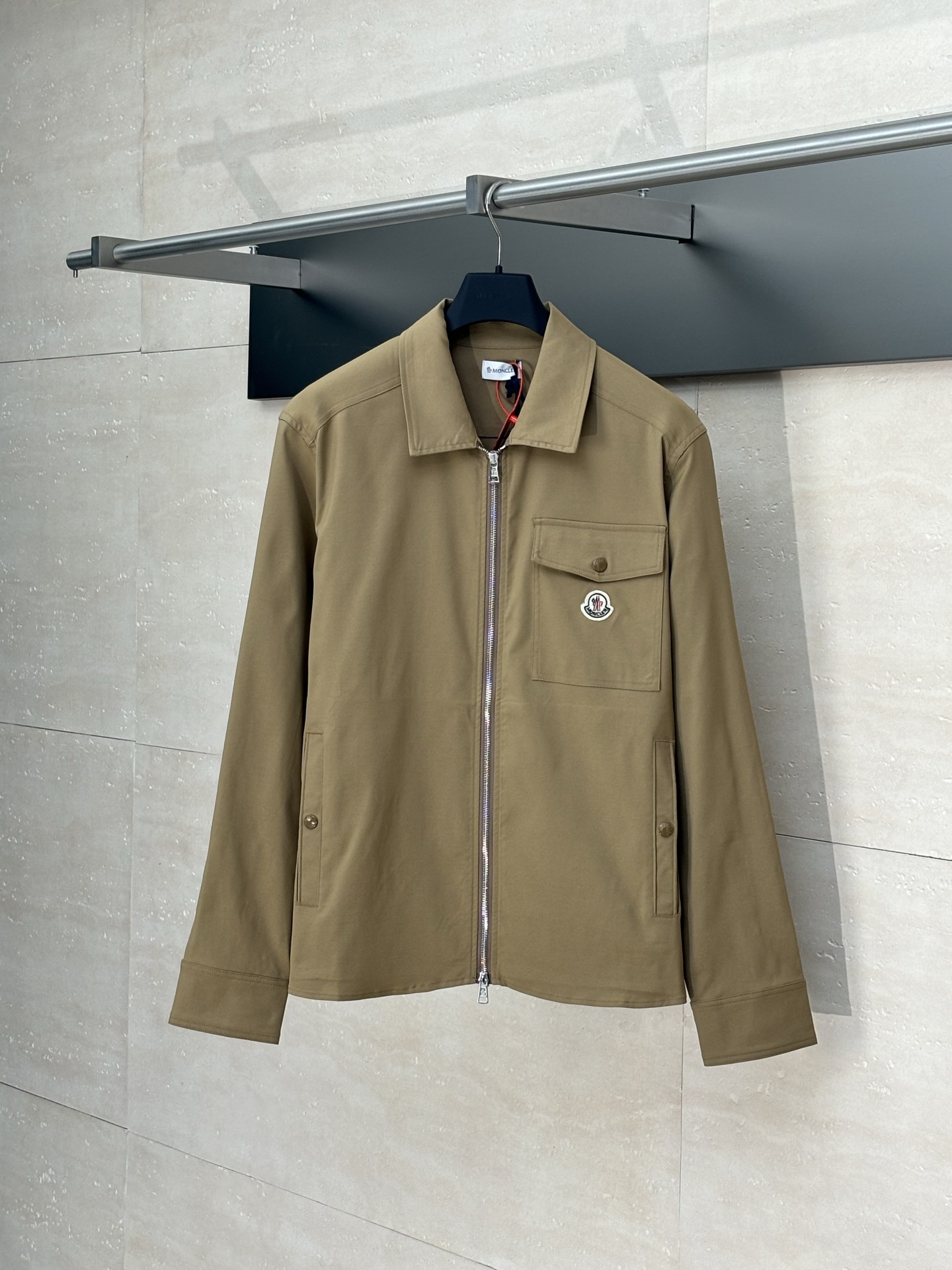 Moncle*/蒙口 Chaqueta tipo camisa con cremallera y logo, gabardina de algodón personalizada de alta calidad, textura exce…