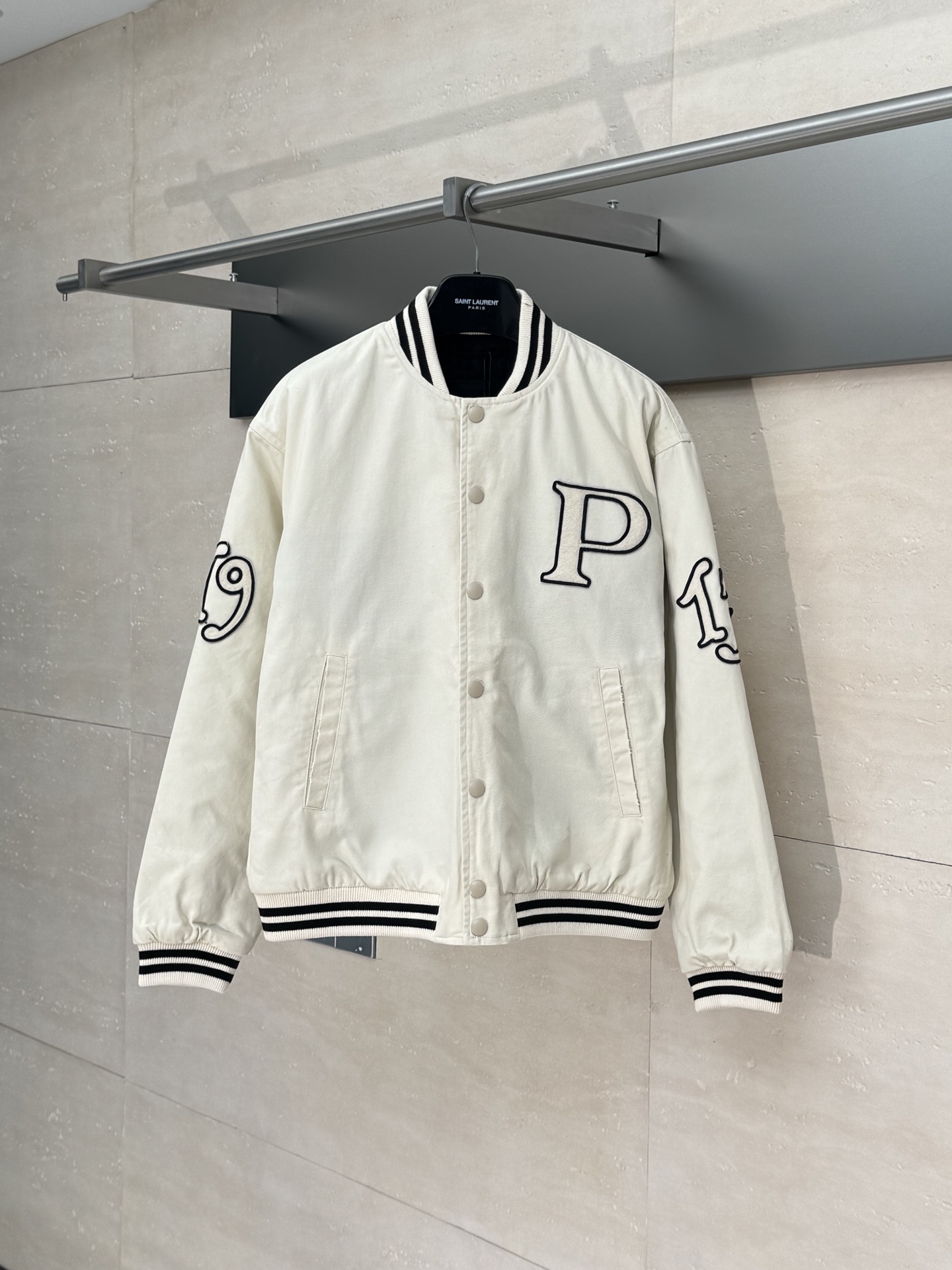 La nueva chaqueta de béisbol Prad*/Prada 25Fw está confeccionada con tejidos de algodón seleccionados de estilo retro. …