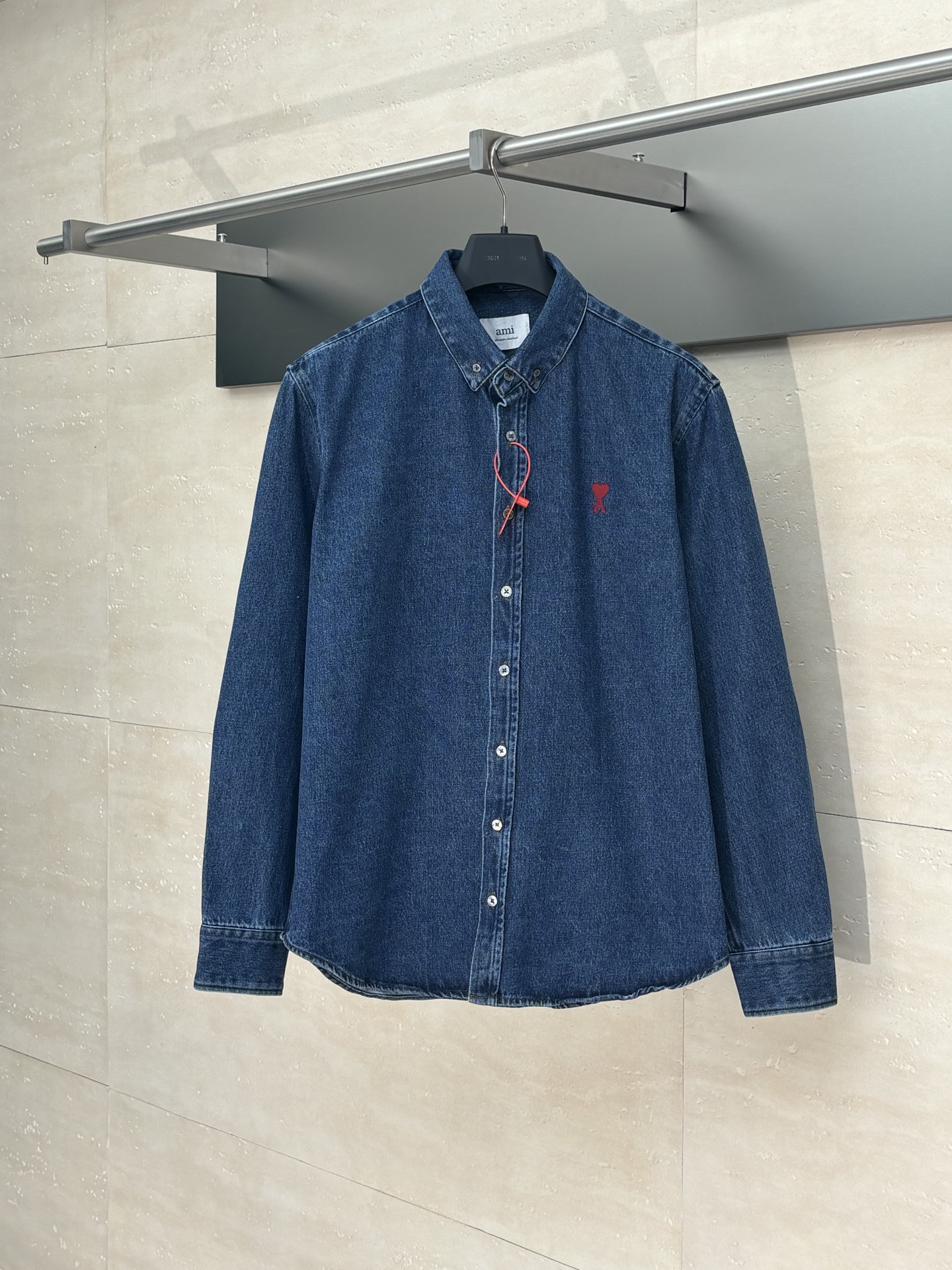 Chaqueta camisera vaquera Ami Paris* 25FW nuevo estilo, utiliza proceso de bordado a máquina importado, con sistema de …