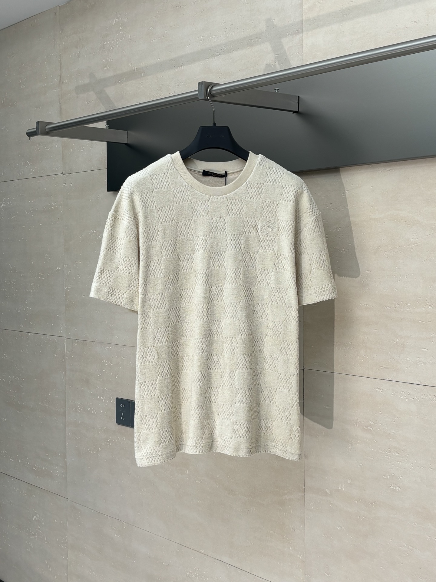 NO:525986,(full-frame alignment version) 1V/Louis 25ss Damier Towel Checkerboard Grid Round Neck Short Sleeve T-shirt 270g Towel Jacquard Cloth, 24-pin Single-side Towel woven embroidery cloth, cotton yarn 26s ring spinning single yarn D68F nylon filament, positioning embroidery plaid take flower cut front, front and back sleeve horizontal alignment pattern, Japanese imported Tajima embroidery machine embroidery, rayon bottom three-dimensional glue embroidery method SizeS/M/L/XL,,louis vuitton, T-shirt,tees, t-shirt,alexander wang19860909（全幅对位版本） 1V/路易 25ss Damier 毛巾棋盘格圆领短袖T恤 270g 毛巾提花布,24针单面毛巾机织造胚布,棉纱26s环锭纺单纱D68F锦纶长丝,定位绣花格子取花裁剪前幅,前后幅袖子水平对位花型,日本进口田岛绣花机刺绣,人造丝垫底立体胶绣法 SizeS/M/L/XL,,louis vuitton,T-shirt,tees，t-shirt,alexander wang,Men's clothing