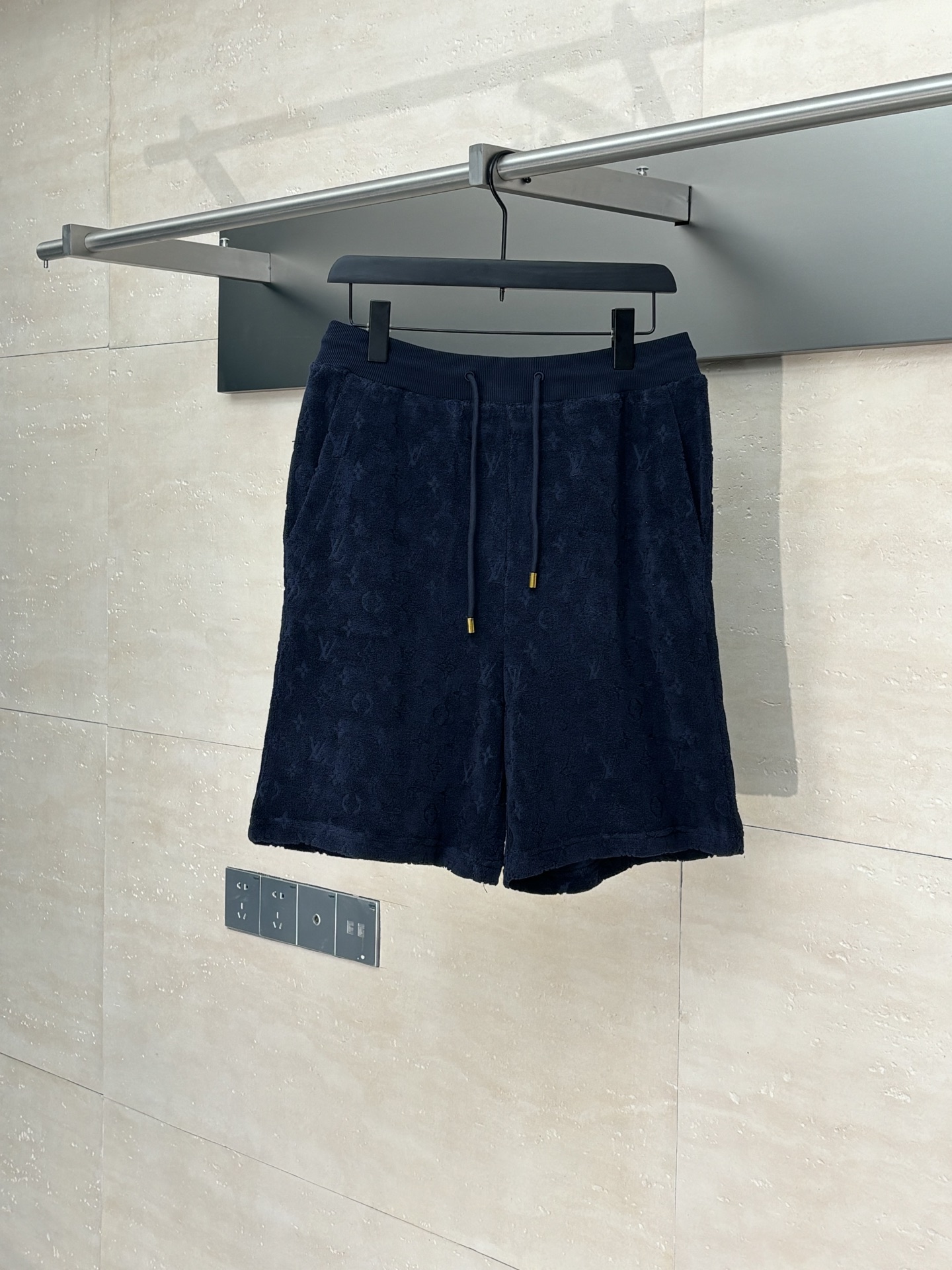 NO:525993,1V/Louis Towel Cloth Presbyterian Jacquard Navy Blue Short-sleeved T-shirt This T-shirt Short-sleeved short-sleeved T-shirt is made of soft towel ring fabric, suitable for casual wear. Navy dark blue cotton-blend fabric is decorated with the same-toned embossed logo, which combines casual and exquisite style, presents a very textured effect to create a fashionable look SizeS/M/L/XL,,louis vuitton,T-shirt,tees,t-shirt,alexander wang198609091V/路易 毛巾布老花提花藏青色短袖T恤 这款T恤短袖以柔软的毛巾圈面料裁制,适合休闲穿著.海军深蓝色的棉质混纺面料缀满同色调压花标志,兼具休闲和精致格调,呈现极具质感的效果打造时尚的造型 SizeS/M/L/XL,,louis vuitton,T-shirt,tees，t-shirt,alexander wang,Men's clothing