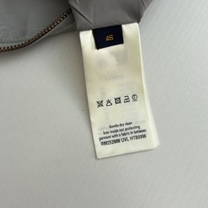 1V/路易 25SS新款尼龙拼接夹克外套采用锦纶面料,摸上去顺滑又挺括,既保证了穿着时的舒适度,又能让外 1V/路易 25SS新款尼龙拼接夹克外套采用锦纶面料,摸上去顺滑又挺括,既保证了穿着时的舒适度,又能让外