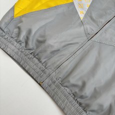 1V/路易 25SS新款尼龙拼接夹克外套采用锦纶面料,摸上去顺滑又挺括,既保证了穿着时的舒适度,又能让外 1V/路易 25SS新款尼龙拼接夹克外套采用锦纶面料,摸上去顺滑又挺括,既保证了穿着时的舒适度,又能让外
