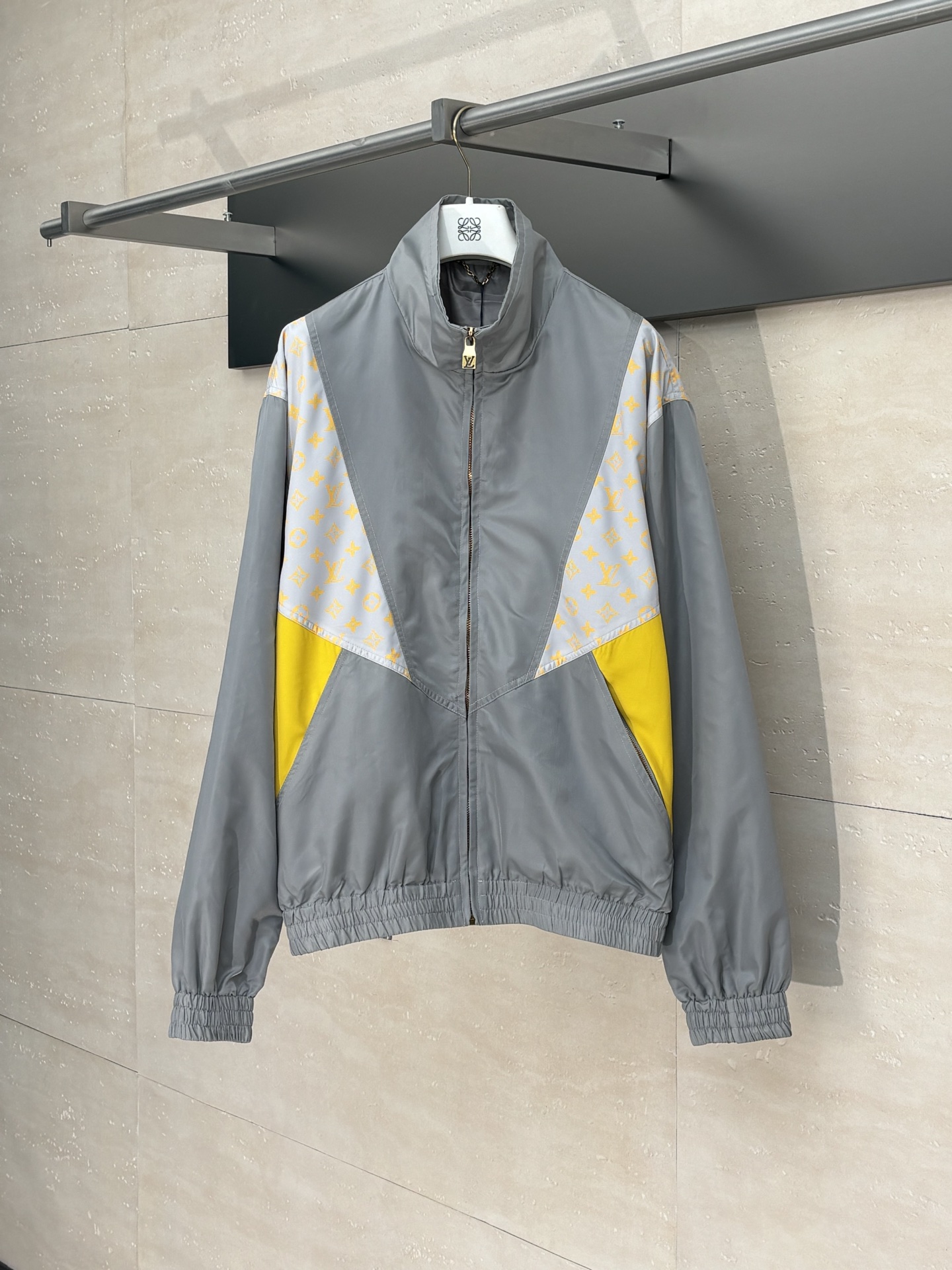 NO:530340,1V/Louis 25SS new nylon spliced ​​jacket jacket is made of nylon fabric, which is smooth and crisp to the touch, which not only ensures the comfort of wearing, but also allows the jacket to maintain a good-looking style for a long time, and will not easily deform and distort. The splicing part is tightly connected!! The presbyterian print is even more magnificent, with clear and full patterns and the color is not good, just like it, and it does not have any paste when washed Size46/48/50/52,,louis vuitton,jackets & coats,jackets & coats,alexander wang198609091V/路易 25SS新款尼龙拼接夹克外套 采用锦纶面料,摸上去顺滑又挺括,既保证了穿着时的舒适度,又能让外套长久地保持好看的版型,不会轻易变形走样,拼接部分,不同面料衔接得严丝合缝!! 老花印花更是牛,图案清晰饱满,颜色正得不行,和一摸一样,水洗多少次都不带糊的 Size46/48/50/52,,louis vuitton,jackets & coats,jackets & coats,alexander wang,Men's clothing