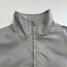 1V/路易 25SS新款尼龙拼接夹克外套采用锦纶面料,摸上去顺滑又挺括,既保证了穿着时的舒适度,又能让外 1V/路易 25SS新款尼龙拼接夹克外套采用锦纶面料,摸上去顺滑又挺括,既保证了穿着时的舒适度,又能让外