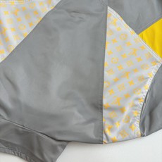 1V/路易 25SS新款尼龙拼接夹克外套采用锦纶面料,摸上去顺滑又挺括,既保证了穿着时的舒适度,又能让外 1V/路易 25SS新款尼龙拼接夹克外套采用锦纶面料,摸上去顺滑又挺括,既保证了穿着时的舒适度,又能让外