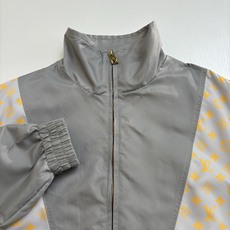 1V/路易 25SS新款尼龙拼接夹克外套采用锦纶面料,摸上去顺滑又挺括,既保证了穿着时的舒适度,又能让外 1V/路易 25SS新款尼龙拼接夹克外套采用锦纶面料,摸上去顺滑又挺括,既保证了穿着时的舒适度,又能让外